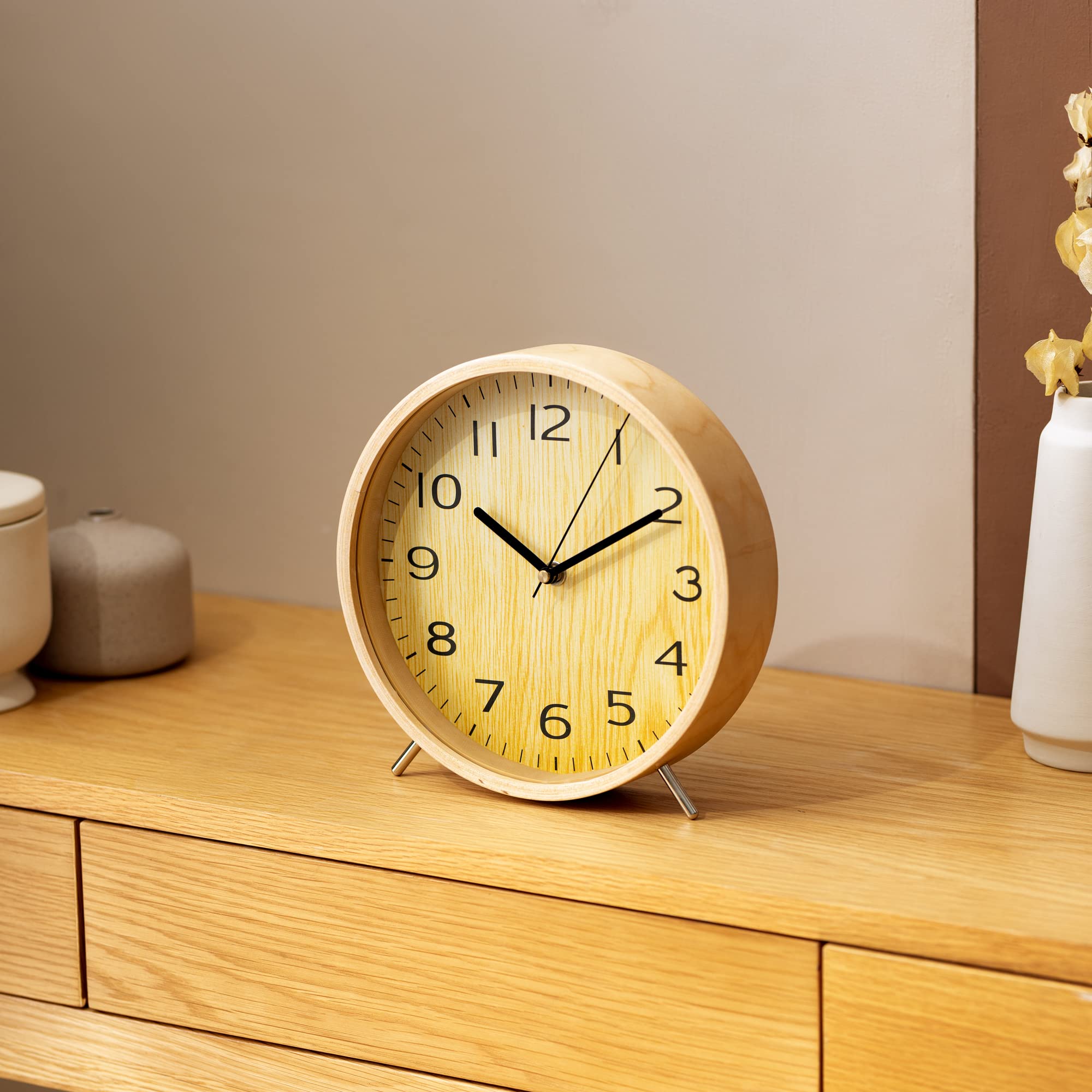 Navaris Reloj de Mesa analógico - Reloj clásico de Madera 21 CM - Decorativo para mesilla de Noche salón - Diseño tictac sin Ruido - Marrón Claro