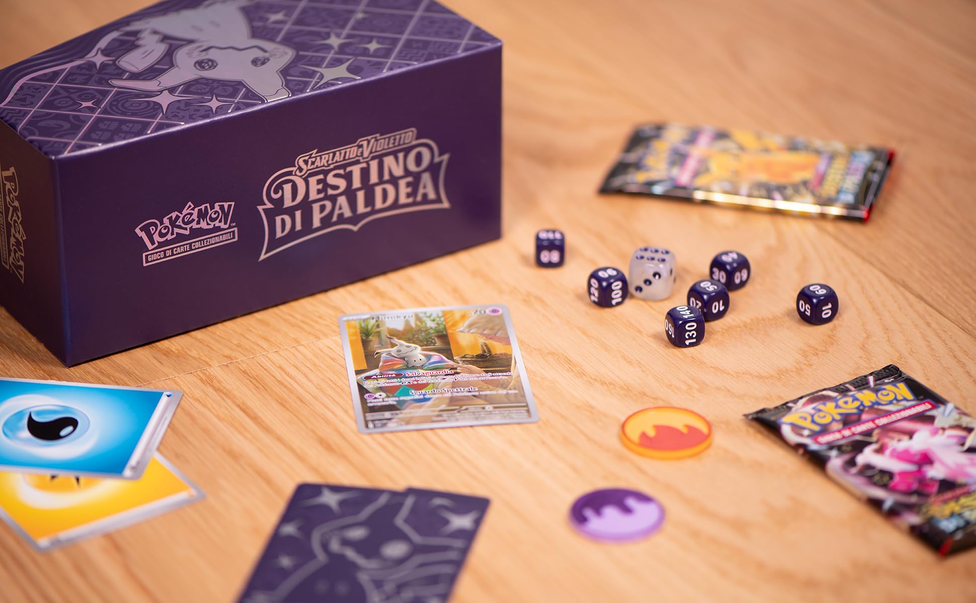 Pokémon Set Allenatore Fuoriclasse dell'espansione Scarlatto e Violetto - Destino di Paldea (nove buste, una carta promozionale olografica a figura intera e accessori di gioco), edizione in italiano