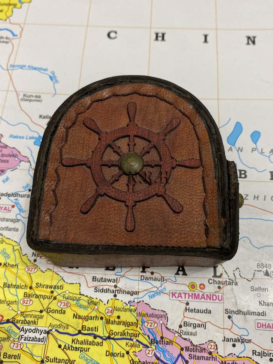 Bussola tascabile in ottone da 5,1 cm, con catena e ruota marrone, regalo romantico per lui/lei, regalo per marito, compleanni, anniversari, San Valentino
