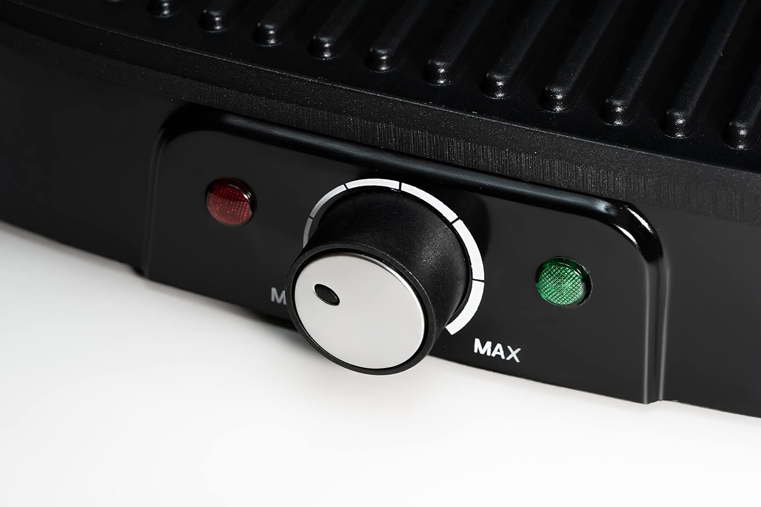 Close-up of the temperature control knob and indicator lights on the Daewoo DI-9471 Multi Grill.