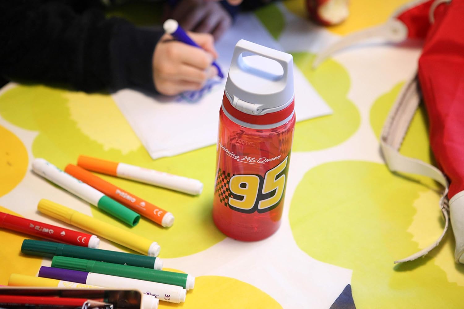 Sigg - Sports Water Bottle for Kids - Viva One Cars (Disney) - Suitable for Carbonated Drinks - Leak-Proof - Dishwasher Safe - BPA Free - for School & Sports - Red - Lightning McQueen Design - 0.5L