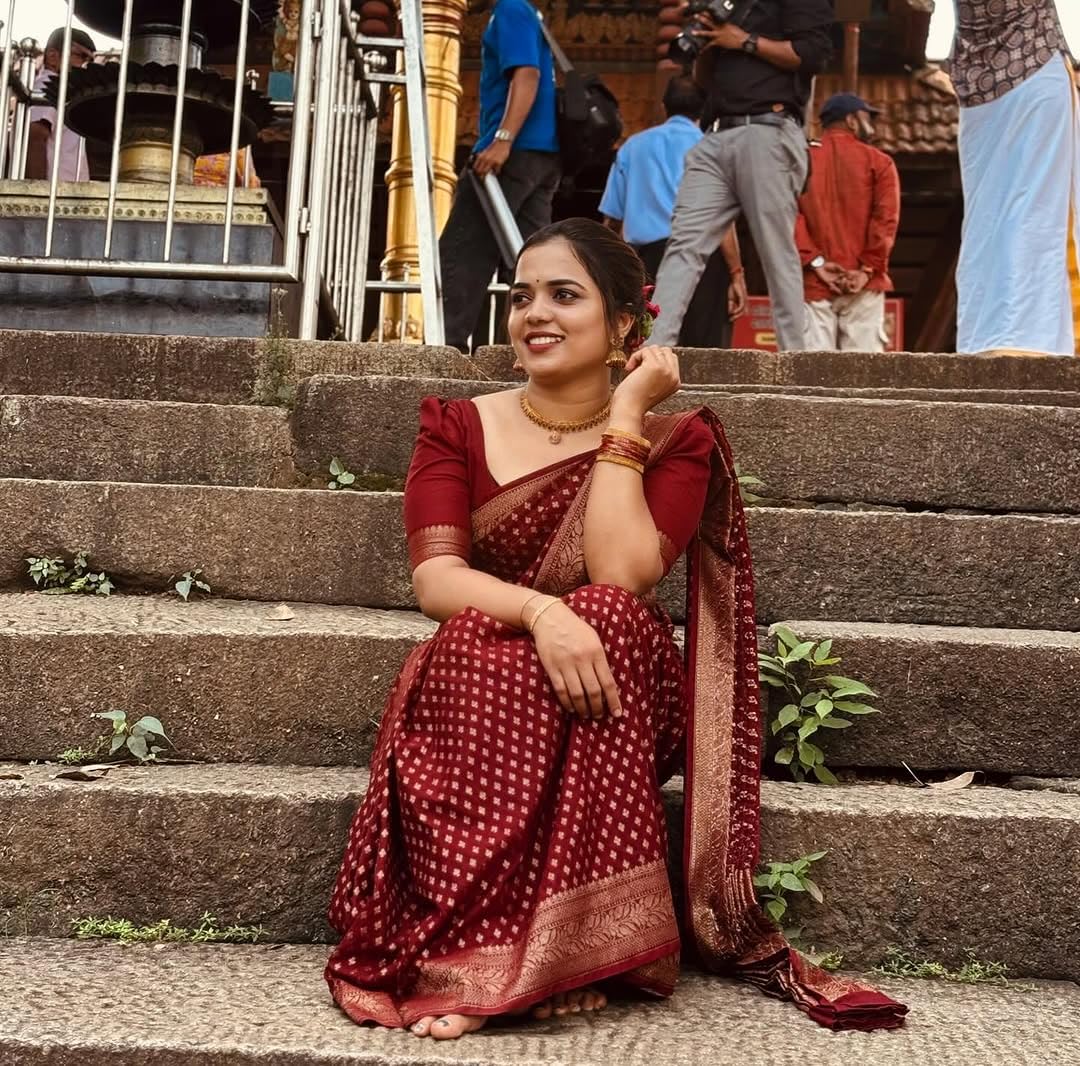 Flosive Women's Beautiful Red Soft Silk Saree With Zari Weaving With Blouse