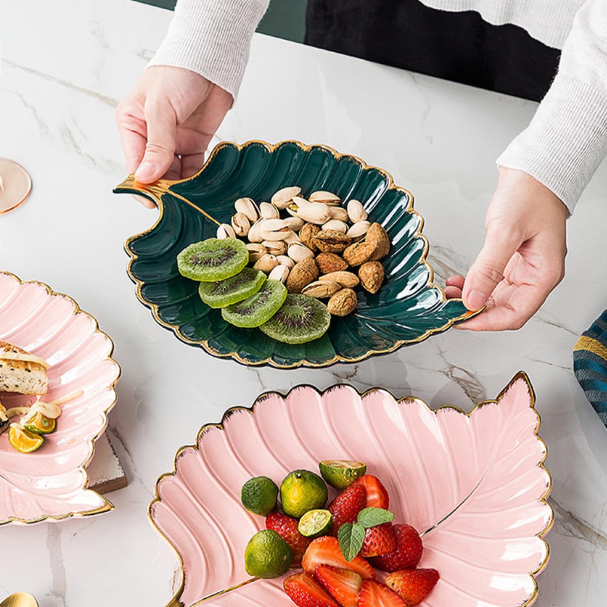 Operitacx Bandeja Decorativa Multifuncional de Cerámica Verde Borde Dorado en Forma de Hoja para Joyas y Postres, Adecuado para Escritorio o Recibidor