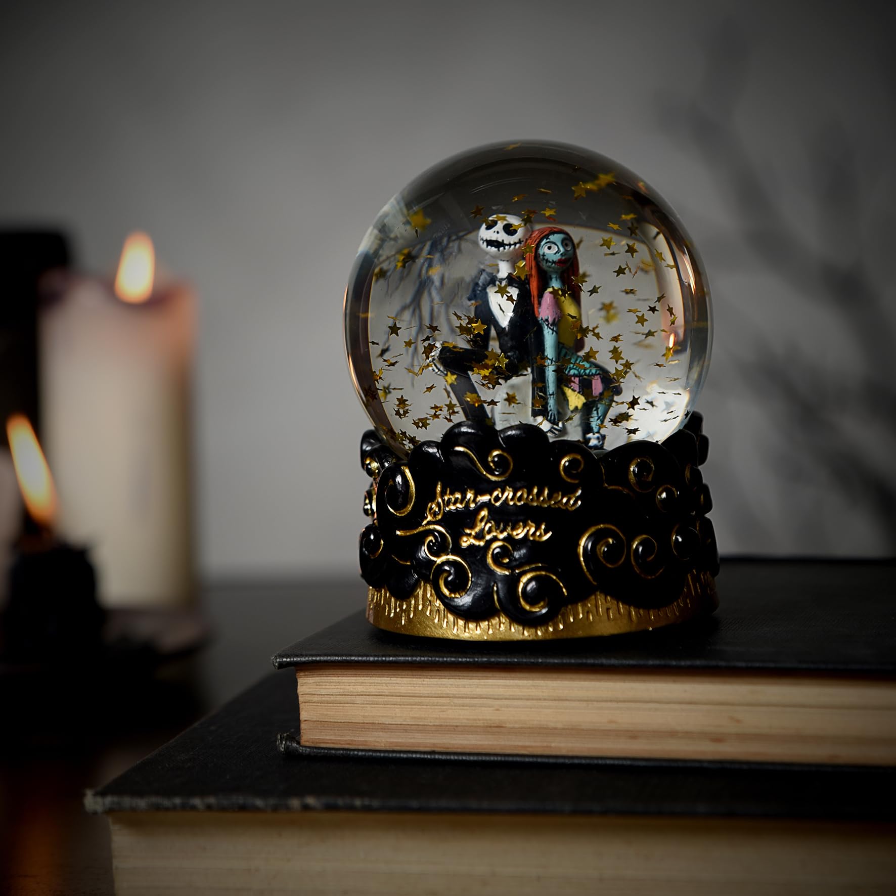 Boule à neige Disney L'Étrange Noël de monsieur Jack Skellington et Sally | Figurines Boule d'eau noire et dorée avec base gothique – Cadeau de collection pour les fans