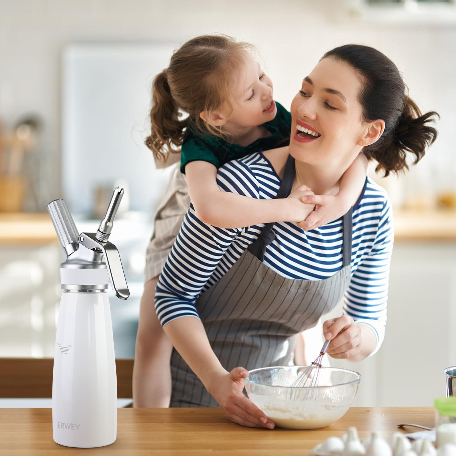 ERWEY Sahnespender 500ML, Sahnesyphon Aluminium, Sahnesprüher Auslaufsicherer Einfach Reinigen mit 3 Tüllen und 1 Reinigungsbürsten, Schlagsahne Spender für Küche Party Desserts