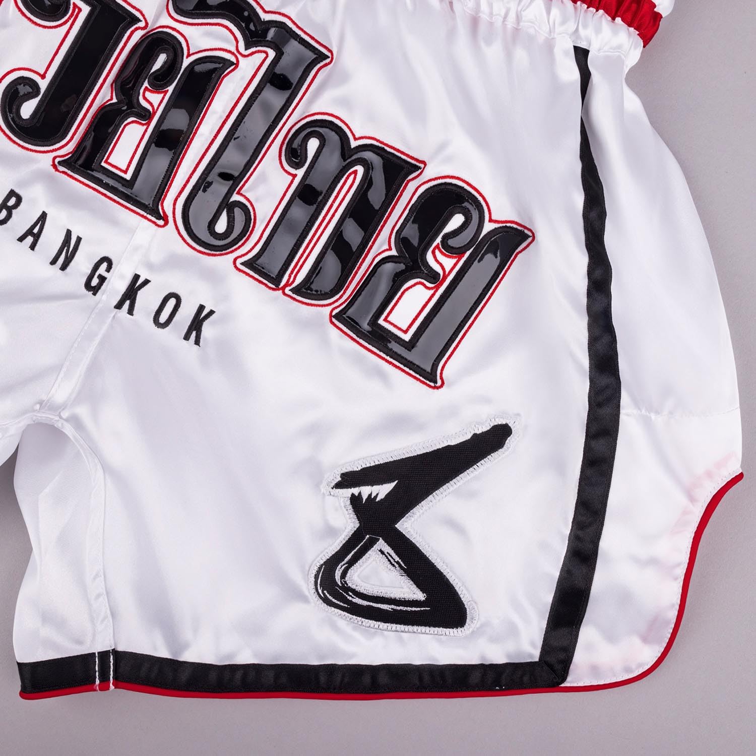 8 WEAPONS Muay Thai Shorts Bangkok, Weiß-Schwarz, Kickboxhose für Training & Wettkampf, Thaibox Shorts Polyester, Atmungsaktiv, Langlebig, Kampfsporthose für MMA, K1, Boxen, Thai Boxen