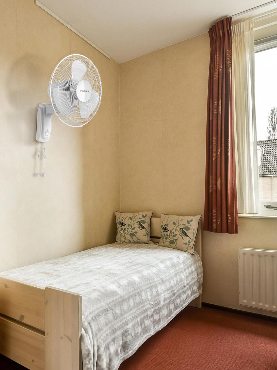 Nástěnný ventilátor PELONIS instalovaný v ložnici nad postelí