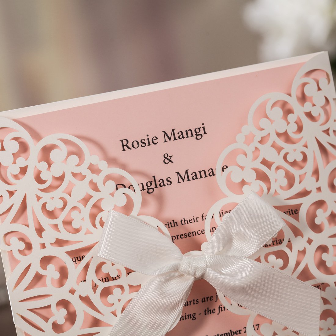 WISHMADE 50x białe i różowe kwadratowe zaproszenie ślubne Laserowo wycinane kartki z koronkową kokardką rękawami na baby shower, urodziny, koperty, uszczelki (50 sztuk)