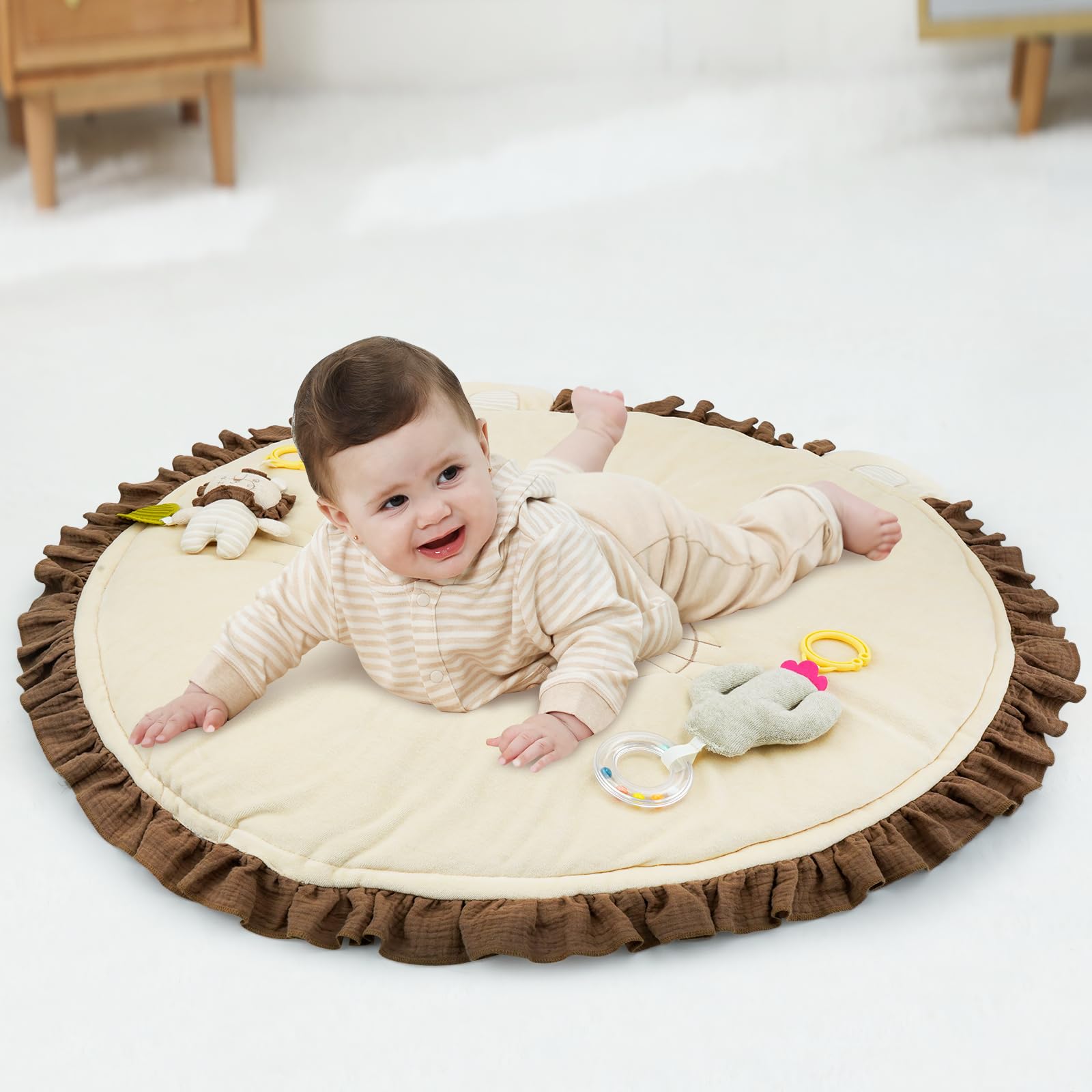 Tapis D'eveil Bebe 4 en 1,avec arche de jeu en bois naturel, 3 Peluches Amovibles,Développement Visuel, Auditif,Tactile et Cognitif,pour 0-3-6-12-36 mois Bébé,Cadeau de Naissance Idéal,Braun-Löwe