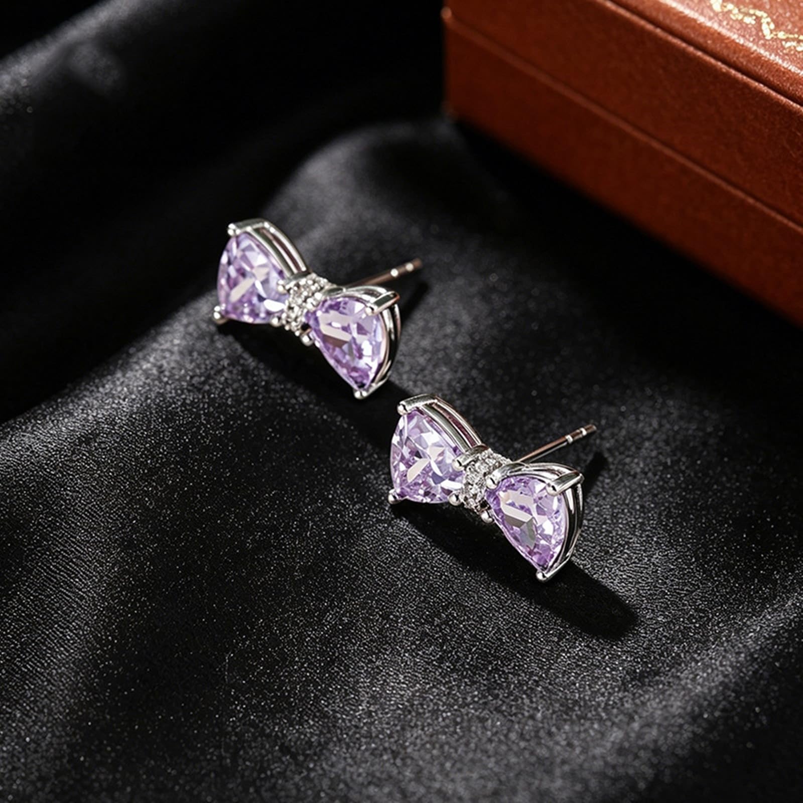 Ohrringe Weißgold Au 375/585/750 mit Triangel Moissanit, Bow-knot Form