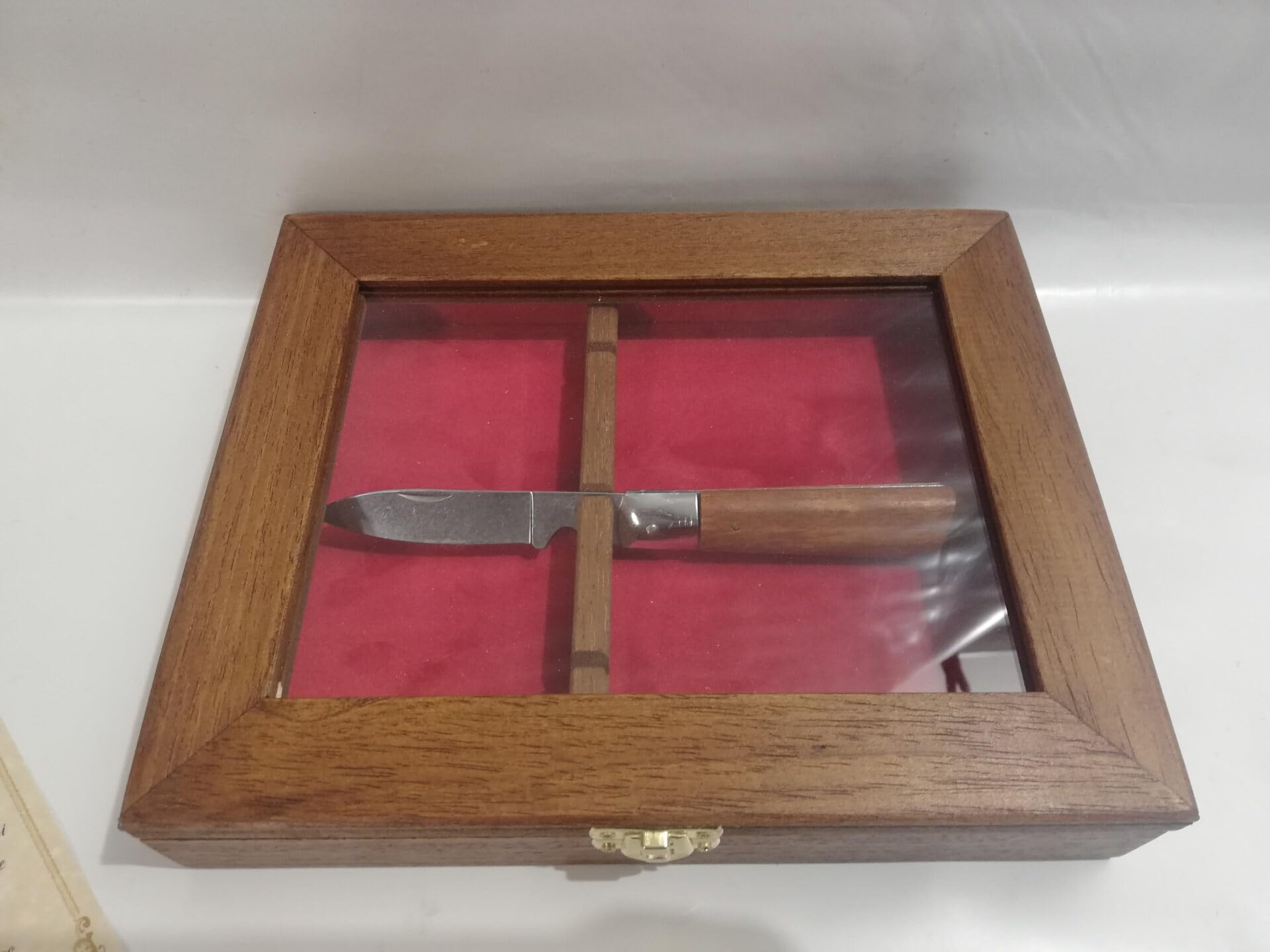 Vitrine en Bois pour Couteaux avec Intérieur en Velours, Coffret de Collection Artisanal avec Gravure Laser, Numéroté avec Certificat d'Authenticité