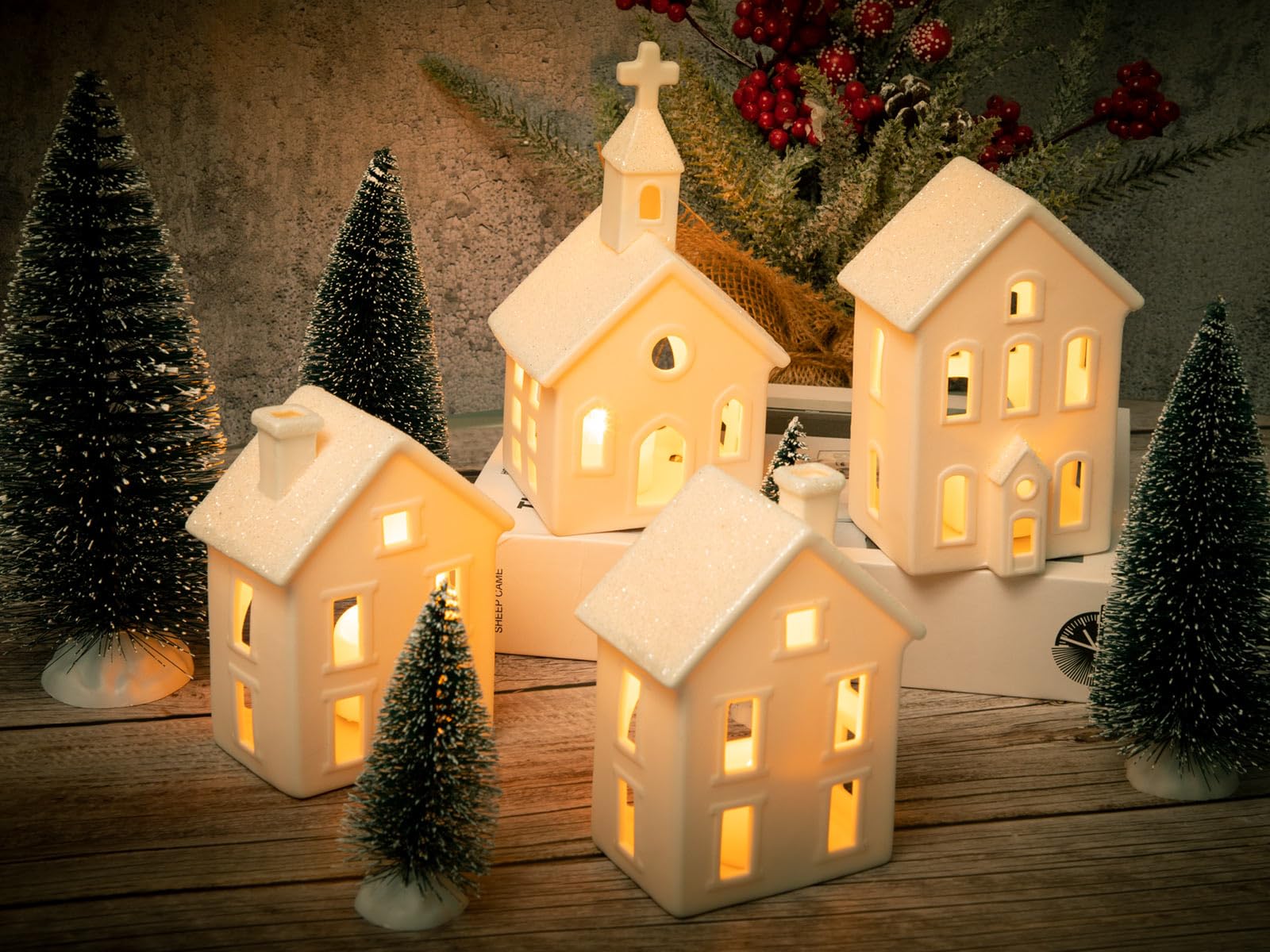 Lot de 9 figurines de village de Noël – 4 maisons éclairées en céramique avec télécommande et 5 arbres – Décorations de Noël d'intérieur – Décoration rustique pour maison, table et chambre –