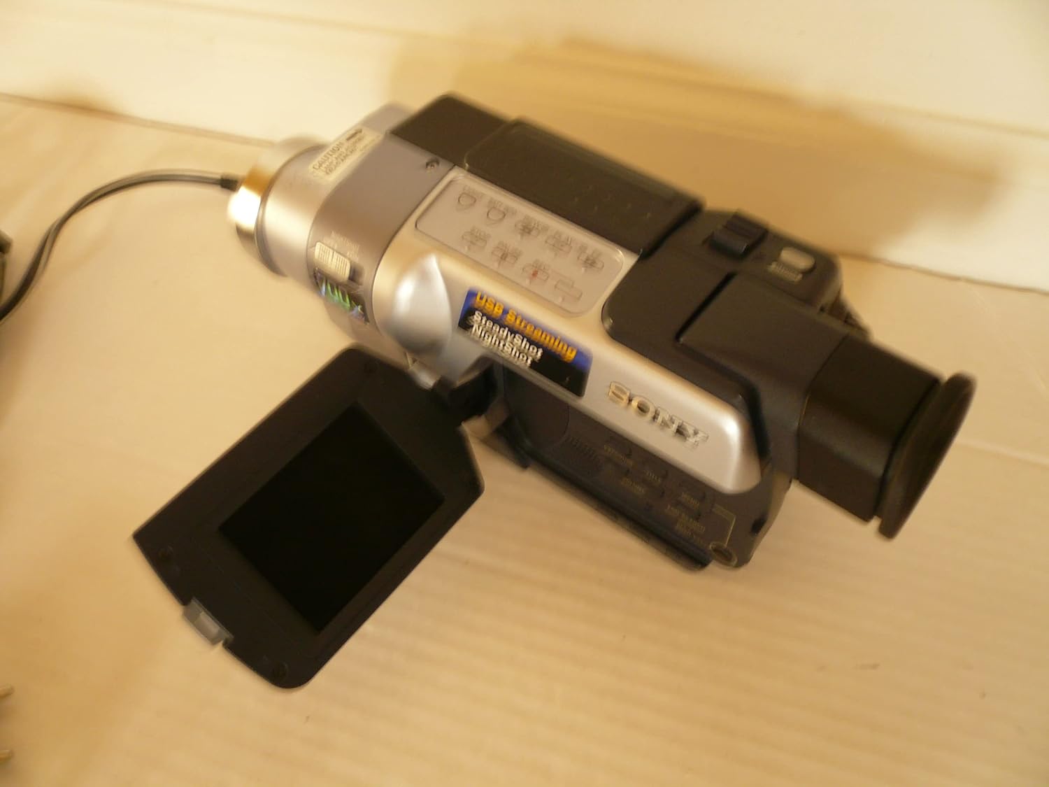 Sony Handycam DCR-TRV250 Studio - Camcorder - 540 Kpix - optical zoom: 20 x - Digital8