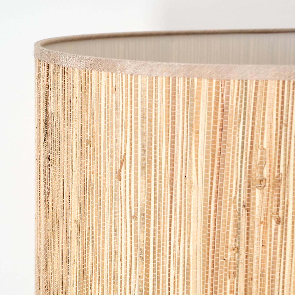 HOFSTEIN Stehleuchte Bongal, Stehlampe aus Holz/Metall im skandinavischen Design, Boho-Style, Schirm aus Seegras, Ø 40 cm, E27, 148 cm, mit Fußschalter - Wohnzimmer, Schlafzimmer, Esszimmer, Flur