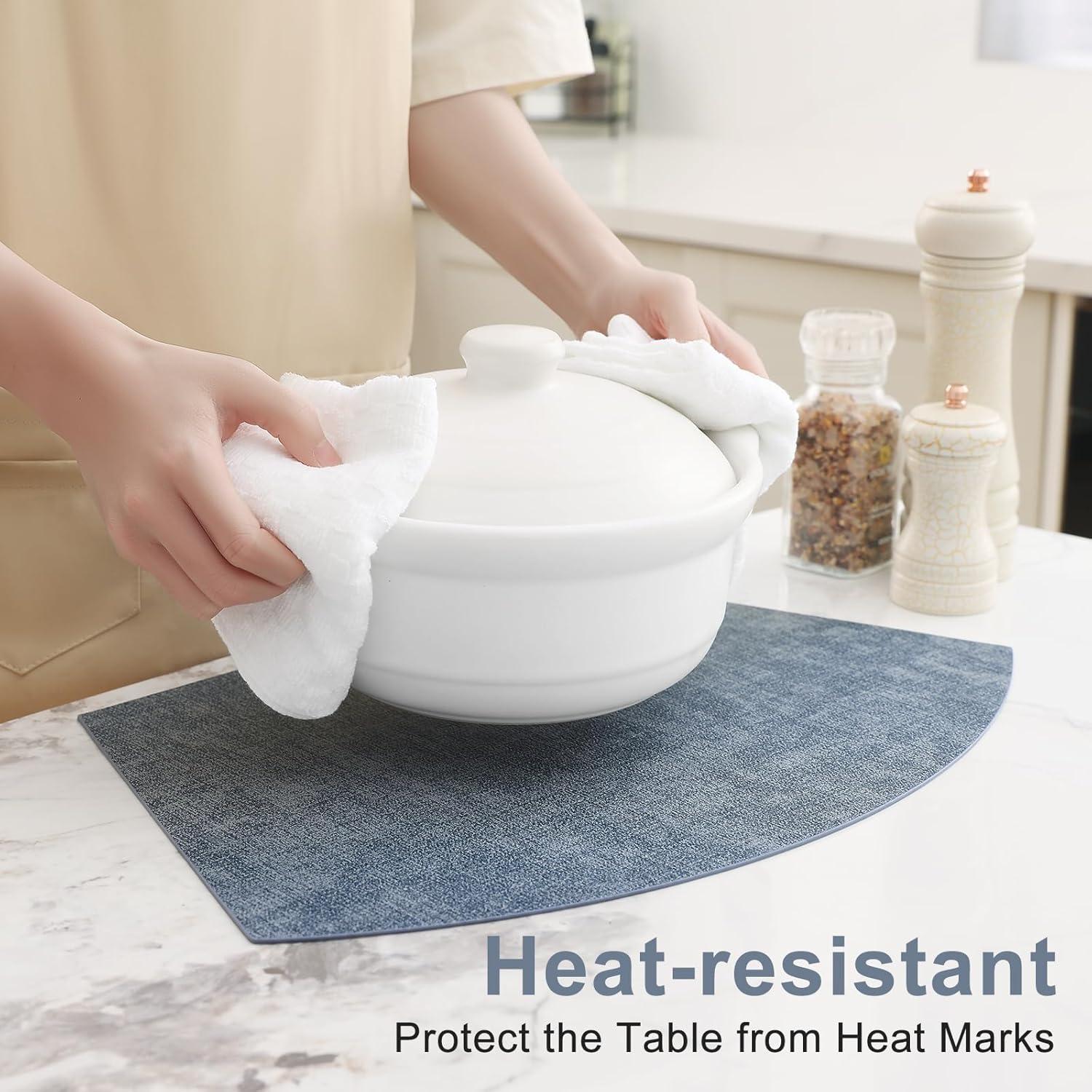 Homaxy Round Table Placemats Set of 6, Washable Wedge Shaped Faux Leather Table Mats, Wipeable Kitchen Dinner Place Mats for Indoor Outdoor, Blue