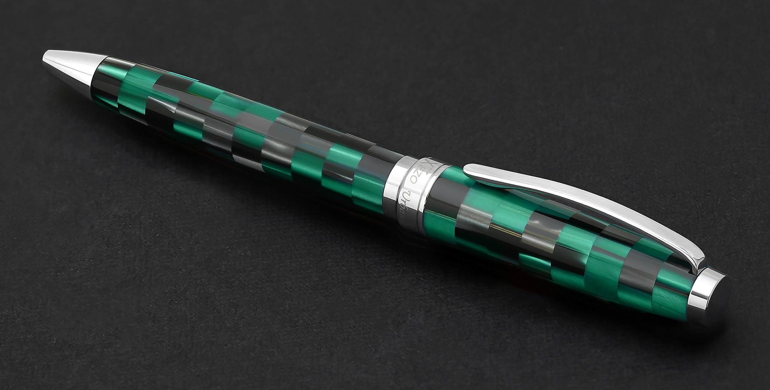 Xezo Bolígrafo Urbanite II de giro, punta media. Color océano verde y negro con acabado en cromo. Hecho a mano, edición limitada, numerado