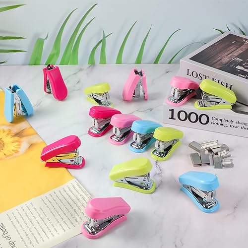 Miniatura 7 de Ctosree 12 mini grapadoras a granel con 12 cajas de grapas, incluye removedor de grapas integrado, engrapadora pequeña de escritorio para