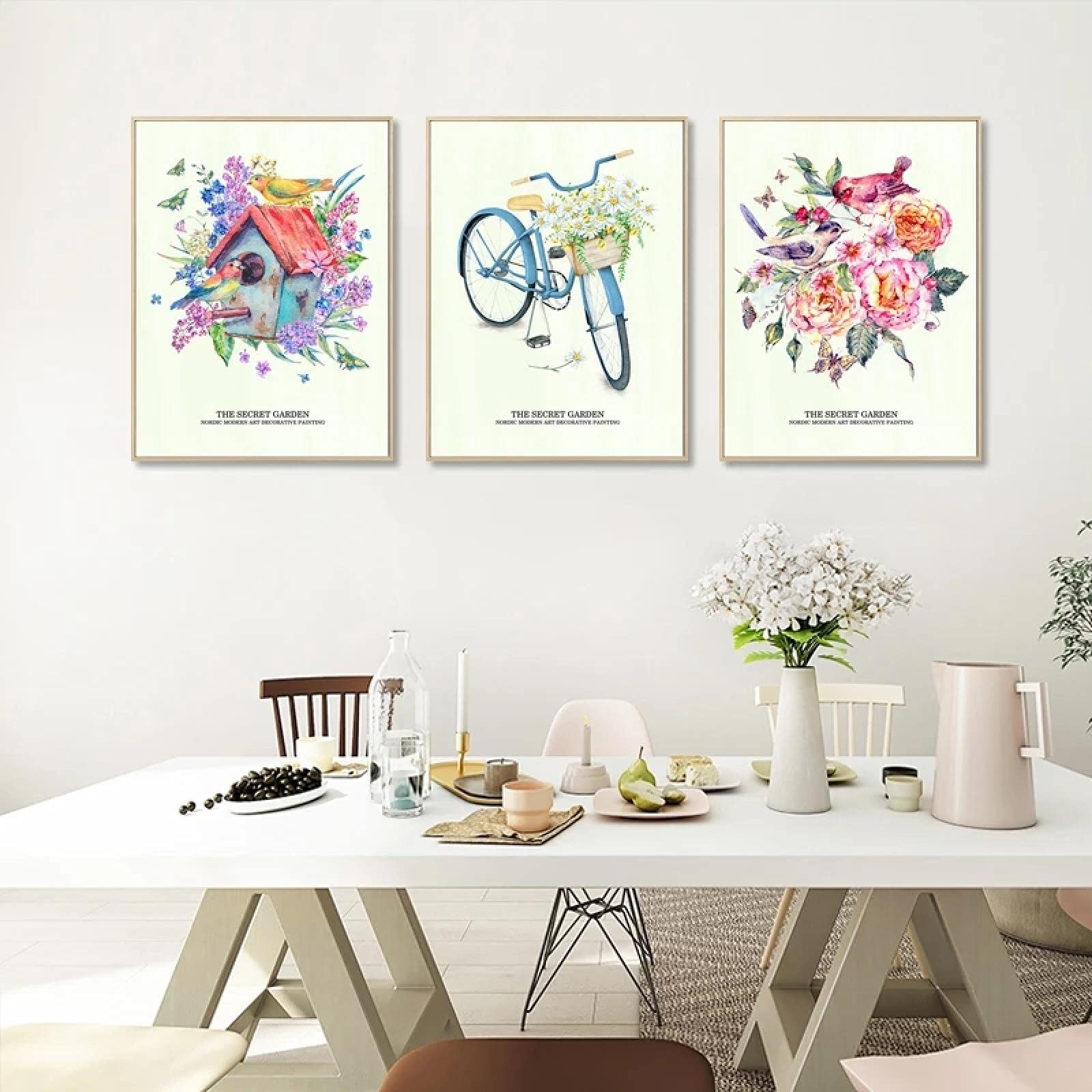 Cuadro de peonías y bicicleta para decorar una sala de estar bohemia 7