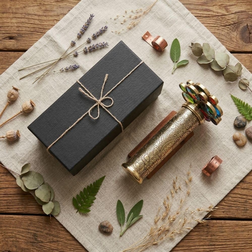 RII caleidoscopio de latón Lacado con patrón Floral Grabado Hecho a Mano Incluye Dos Ruedas giratorias separadas, un complemento Cualquier colección. (7 x 1.5 Pulgadas)