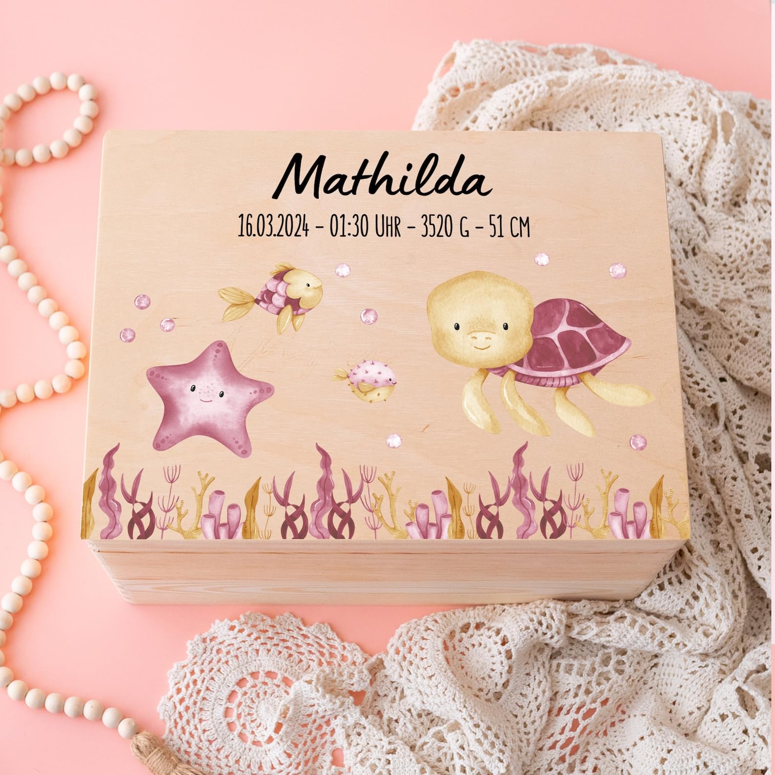 Bärenfreunde - Personalisierte Erinnerungsbox Baby mit Spezial-Druck - Individuelle Baby Erinnerungsbox - Erinnerungskiste aus Holz - Geschenk zur Geburt (S | Klappdeckel,Schildkröte rosa)