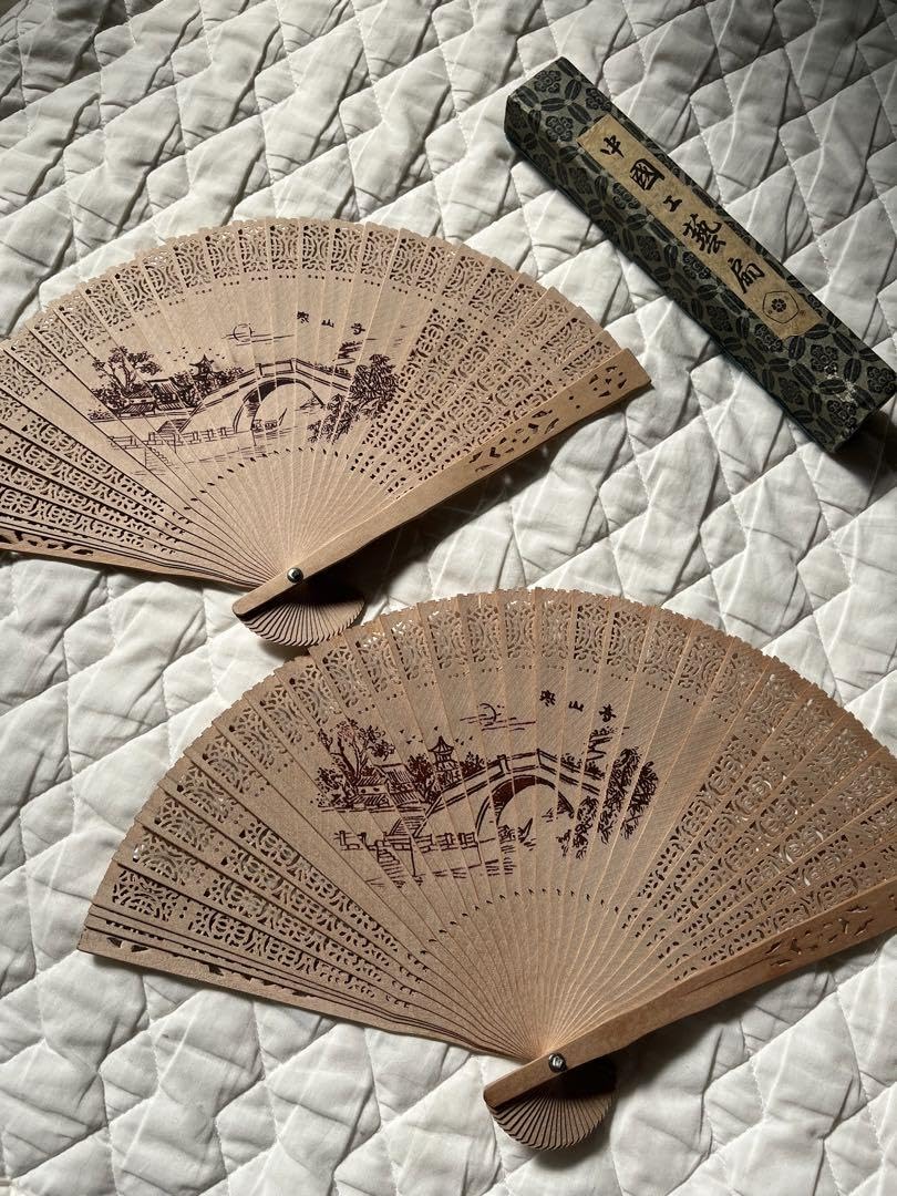 Hanghai 中国工藝扇　扇子　透かし彫り　2点セット Amazon.co.jp: 2セット 中国工藝扇 扇子白檀 透かし彫り アンティーク