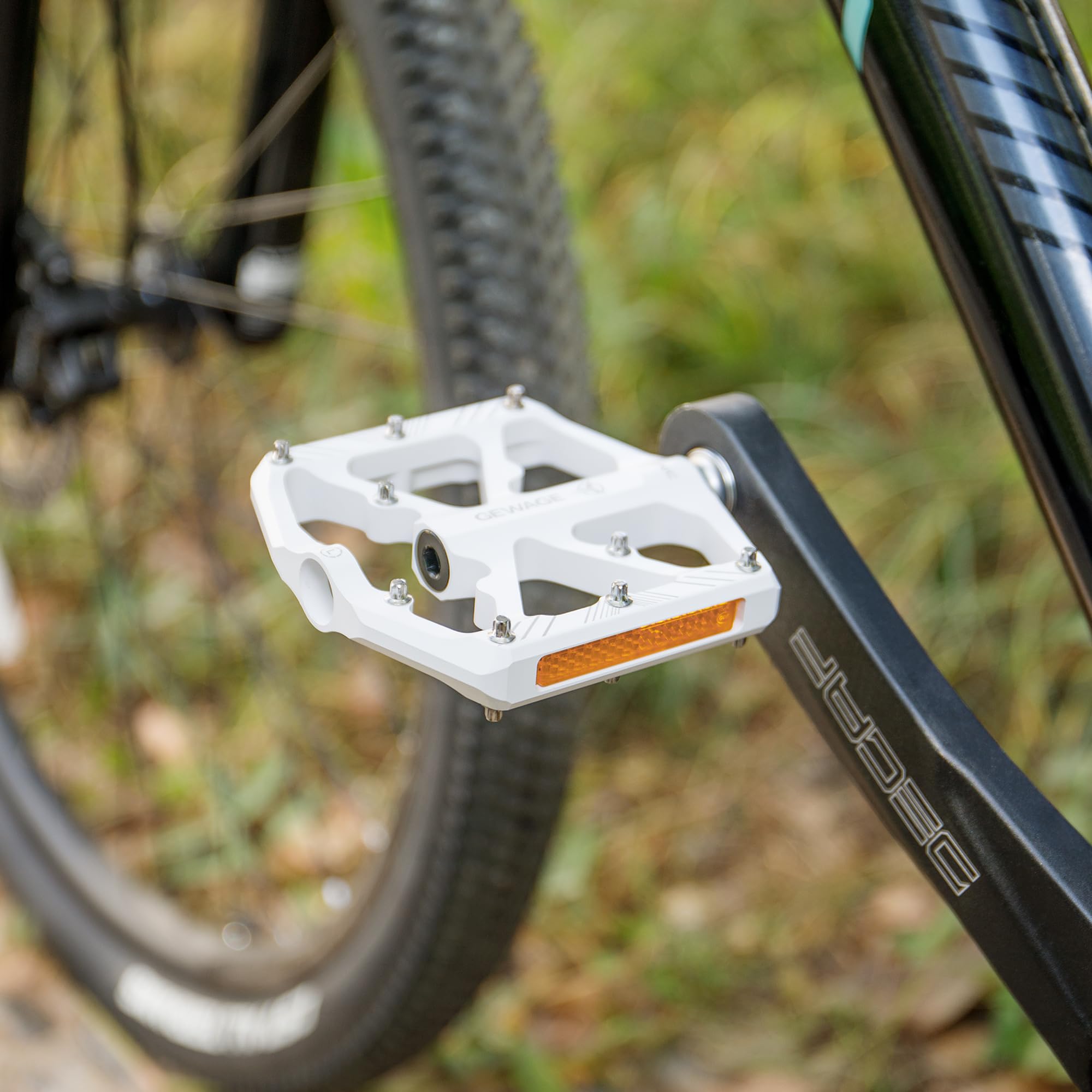 GEWAGE MTB-pedalen Fietspedalenset – Platte pedalen voor mountainbike & gravelbike, antislip & duurzaam, aluminiumlegering, CNC-gefreesd, 9/16 as, eenvoudige installatie (Meerkleurig