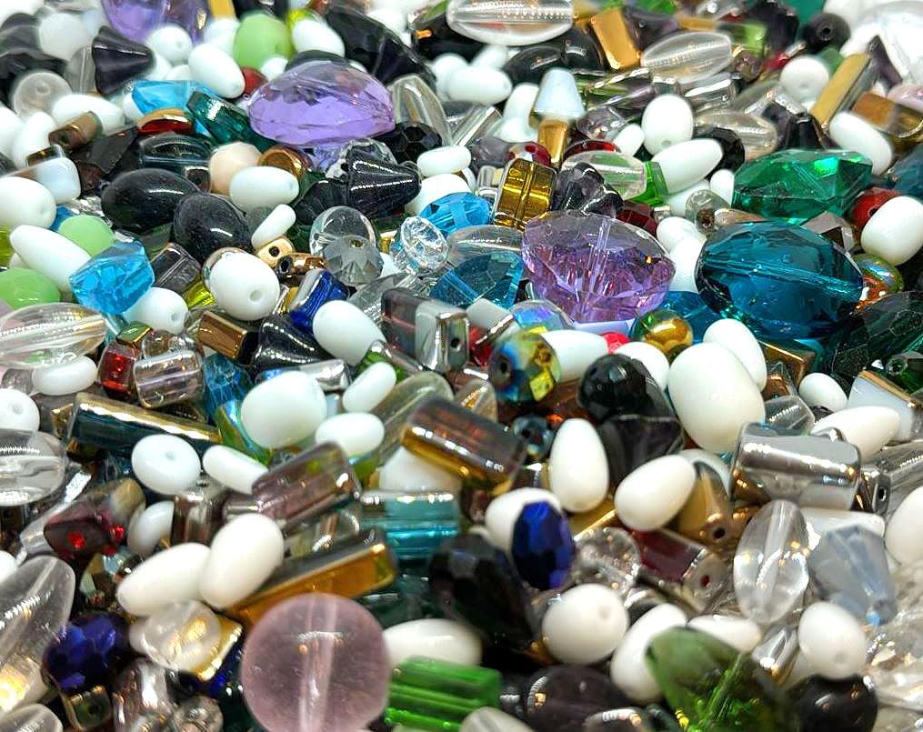 Perlin Glass Beads Crystal Mixed Colour and Shaped 1 kg Glass Beads Round Cube Oval Crystal Set for Jewellery Making Threading Bracelets Necklaces DIY Crafts Charms Decoration