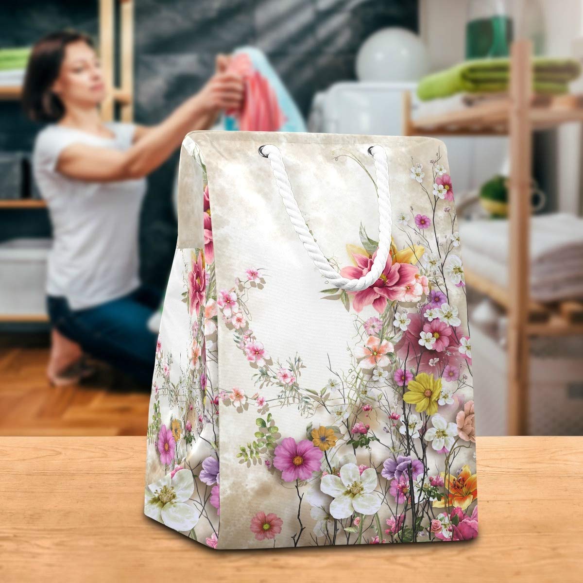 Großer Wäschesack mit bunten Blumen, freistehend, faltbar, mit Tragegriffen