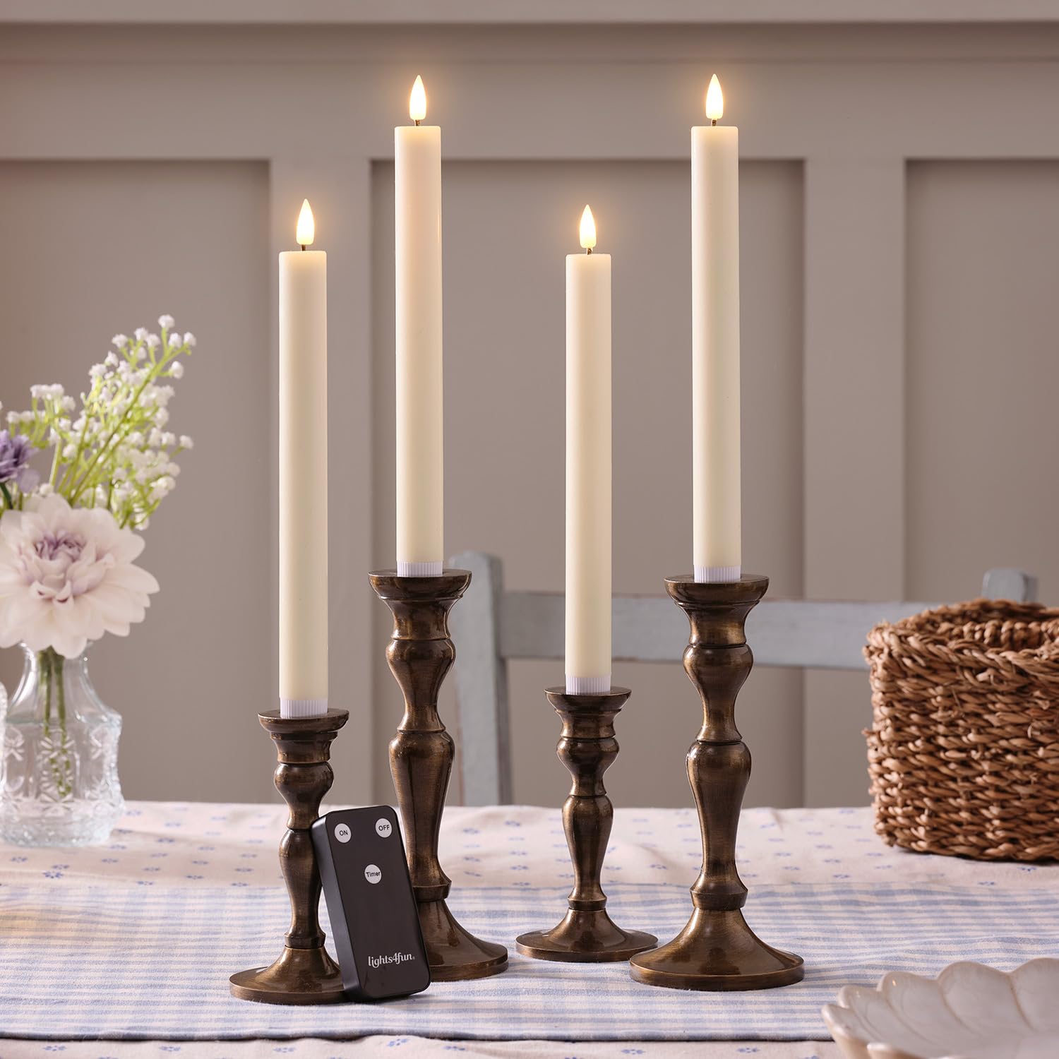 Lights4fun TruGlow® Set di 4 Candele Affusolate LED Ricaricabili Senza Fiamma a LED Bianco Caldo a Pile in Vera Cera con Timer e Telecomando Decorazione per Interni