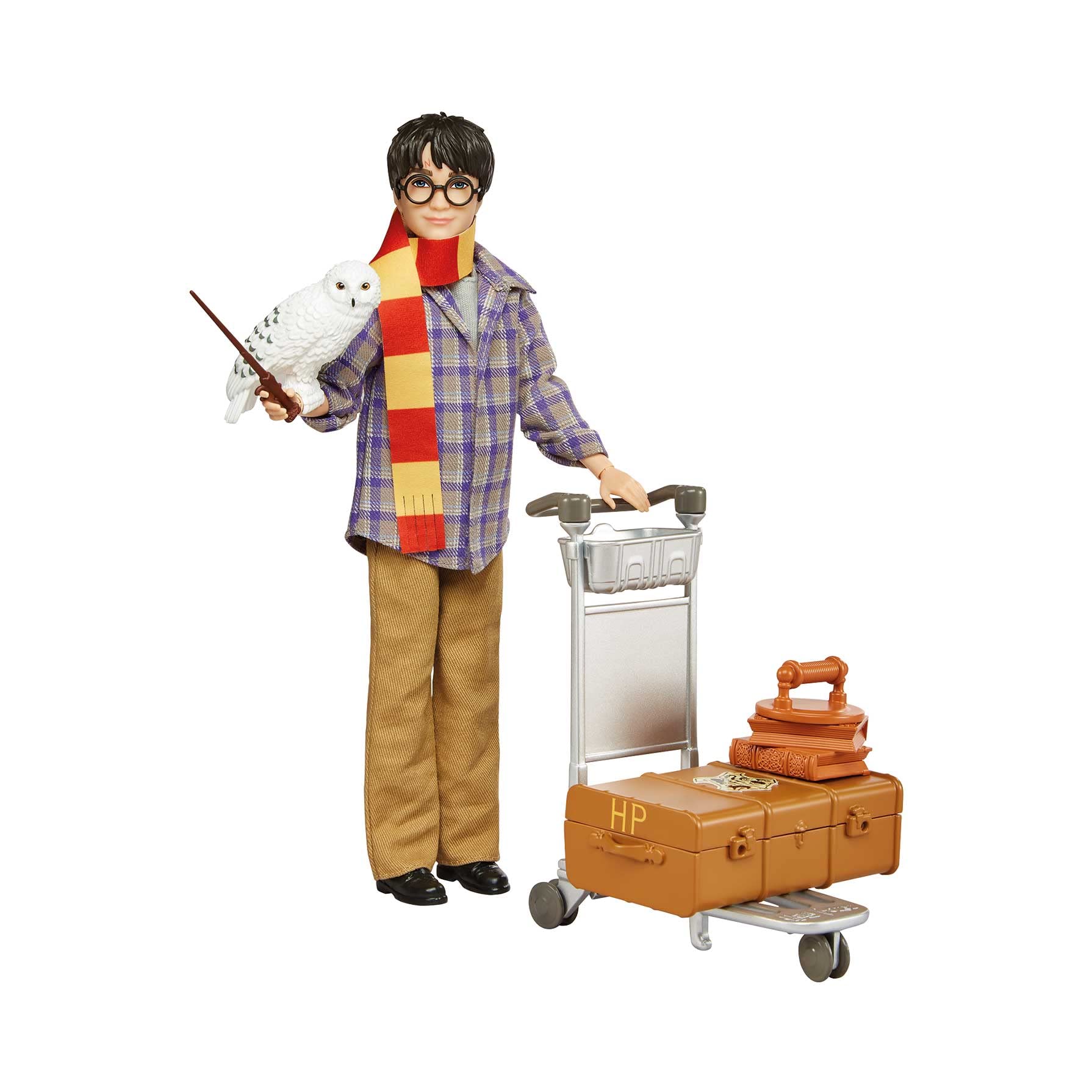 Mattel Harry Potter Collectible Platform 9 3/4 Doll (10-inch), Posable, Wearing Travel Fashion, with Hedwig, Luggage & Accessories, Gift for Collectors and Kids 6 Years Old and Up