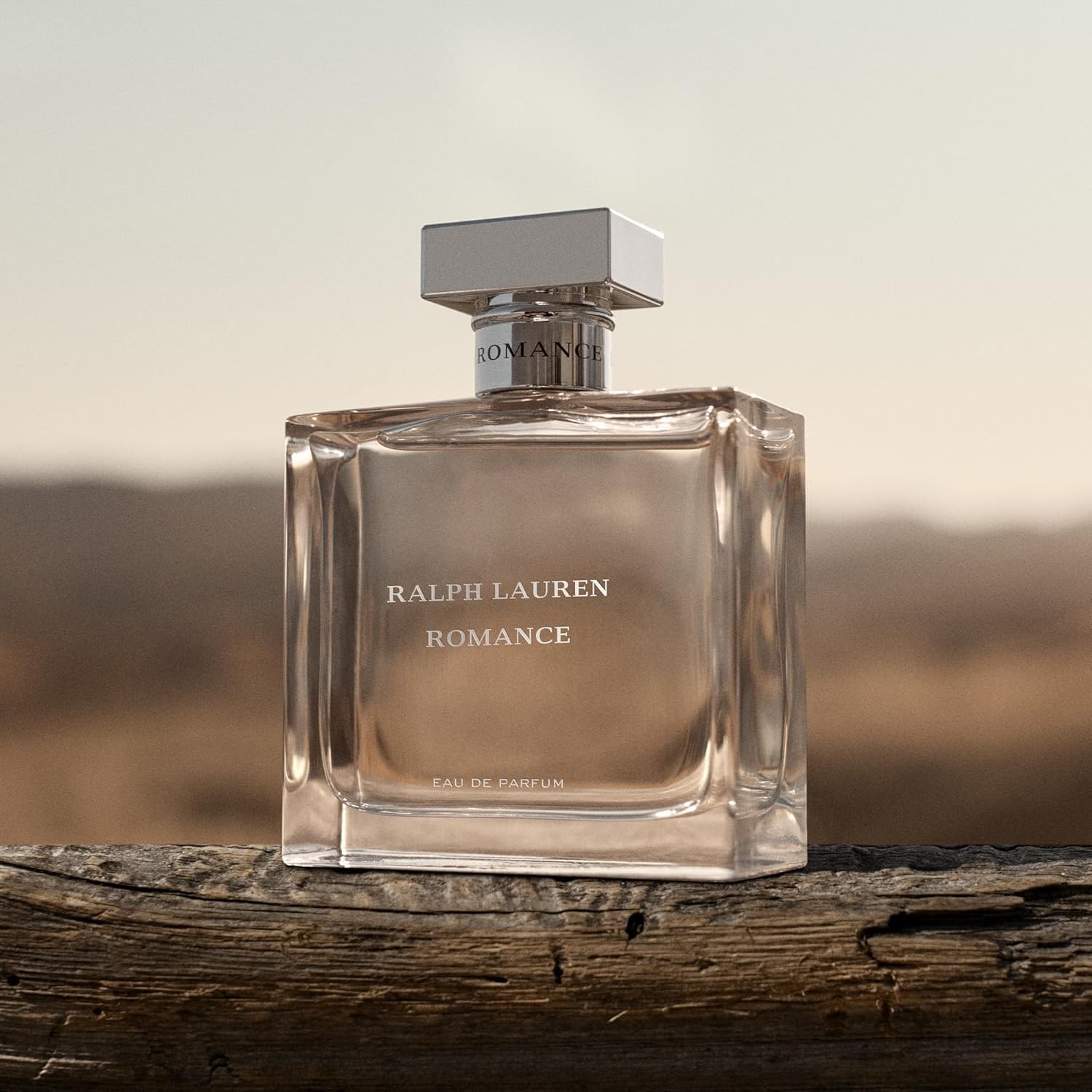 Ralph Lauren Romance Eau de Parfum, Fragancia Floral, Amaderada y Elegante, Aroma de Rosa, Jazmín y Bayas, Duración Prolongada, Perfume de Lujo para Mujer, 50 ml. | Rosa damascena y jazmín, almizcle seductor y maderas suaves, la feminidad más sutil y sofi