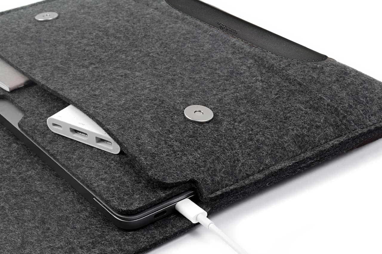 Pack & Smooch Funda de Fieltro Compatible con MacBook Pro 14 | 100% Fieltro de Lana Merino | Piel Curtida Vegetal | Color Antracita/Negro | Hampshire