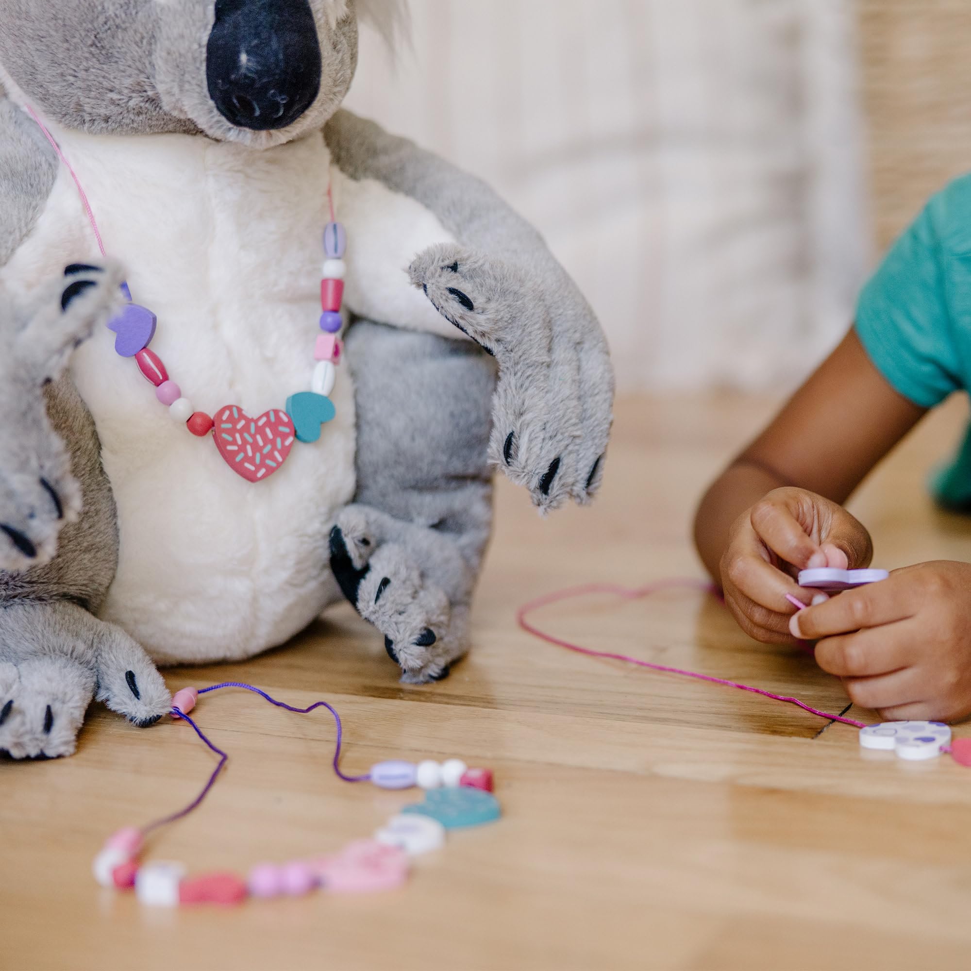 Melissa & Doug Perline per Braccialetti e Collane - Cuoricini, Kit Fai Da Te Perline, Idee Regalo per Bambine e Bambini, In Legno, 5+ Anni