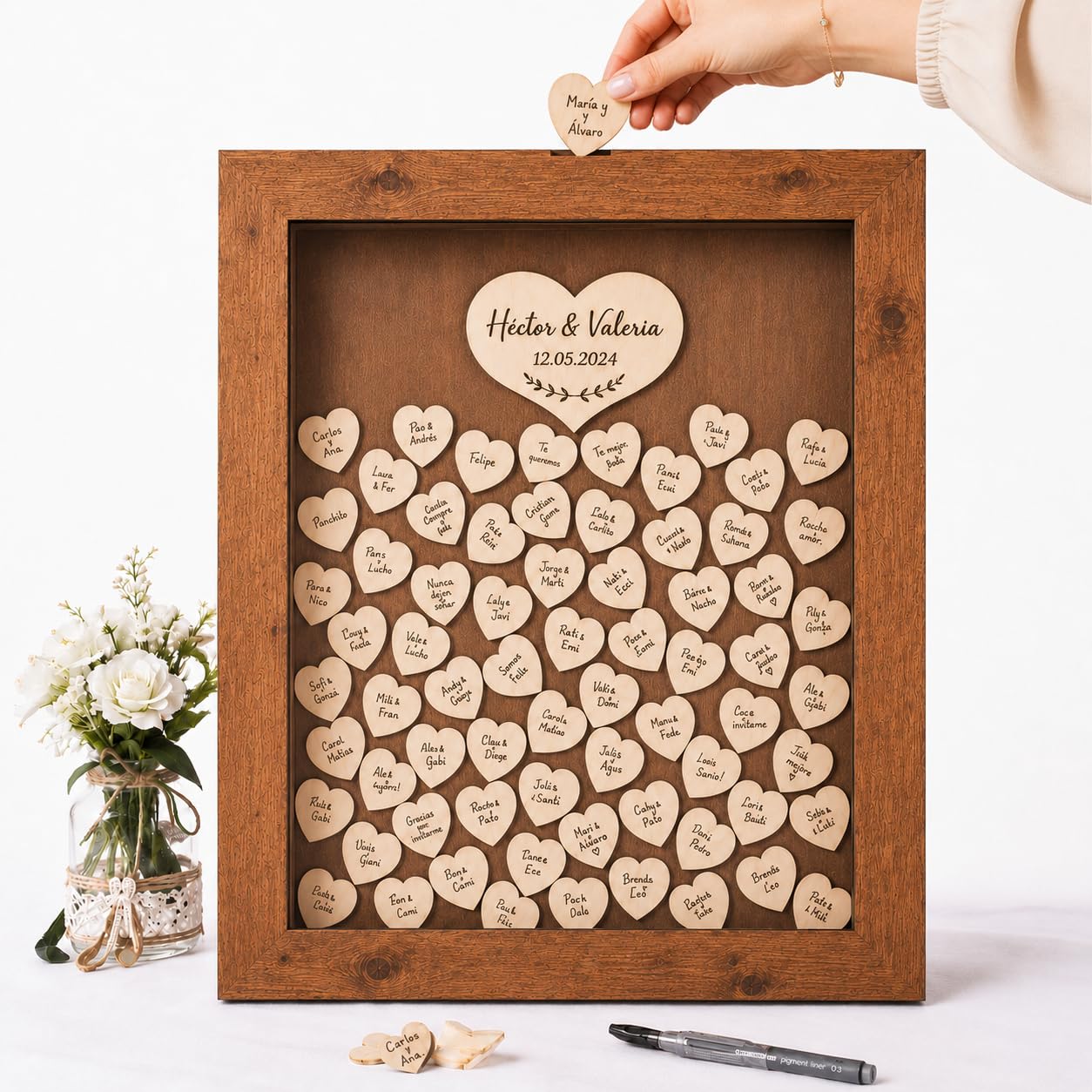 Libro de Firmas Boda con 100 Corazones de Madera y Marco Rústico 45x55 cm – Personalizable – Regalo Original para Bodas, Aniversarios y Bodas de Oro