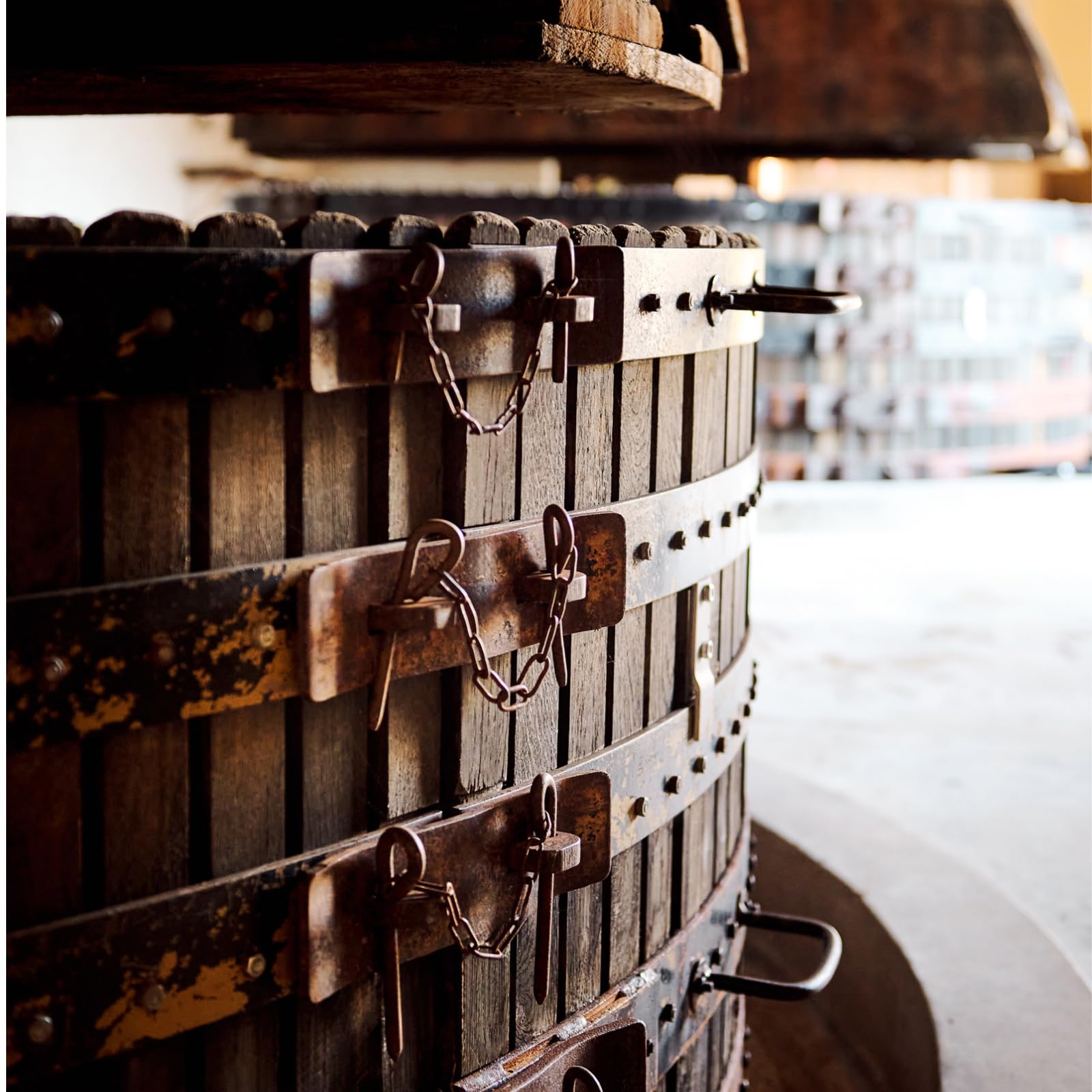 L'ATELIER DU VIN Oeno Motion Black & Wood – korkociąg z dźwignią pionową – szybki i kompaktowy – matowy metal i solidny orzech włoski – kolor czarny
