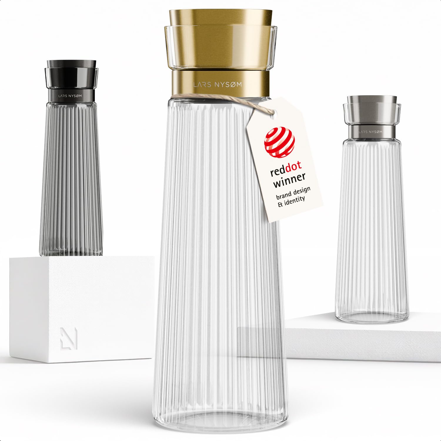 LARS NYSØM Karafka na Wodę 1l z Pokrywką ze Stali Nierdzewnej z Wbudowanym Sitem | Elegancka Szklana Karafka do Soku, Lemoniady | Dzbanek do Codziennego Użytku (Pure/Gold, 1000ml)