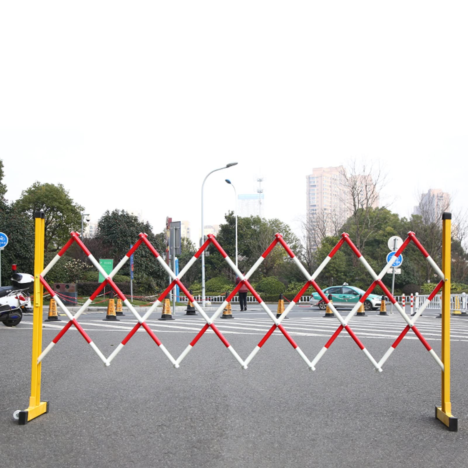 LWJSOCP Traffic Fence Expandable Metal Barricade with Casters, Outdoor Safety Barrier Gate Driveway Mobile Traffic Fence Retractable, Commercial Guardrail for School (Size : 1.2m