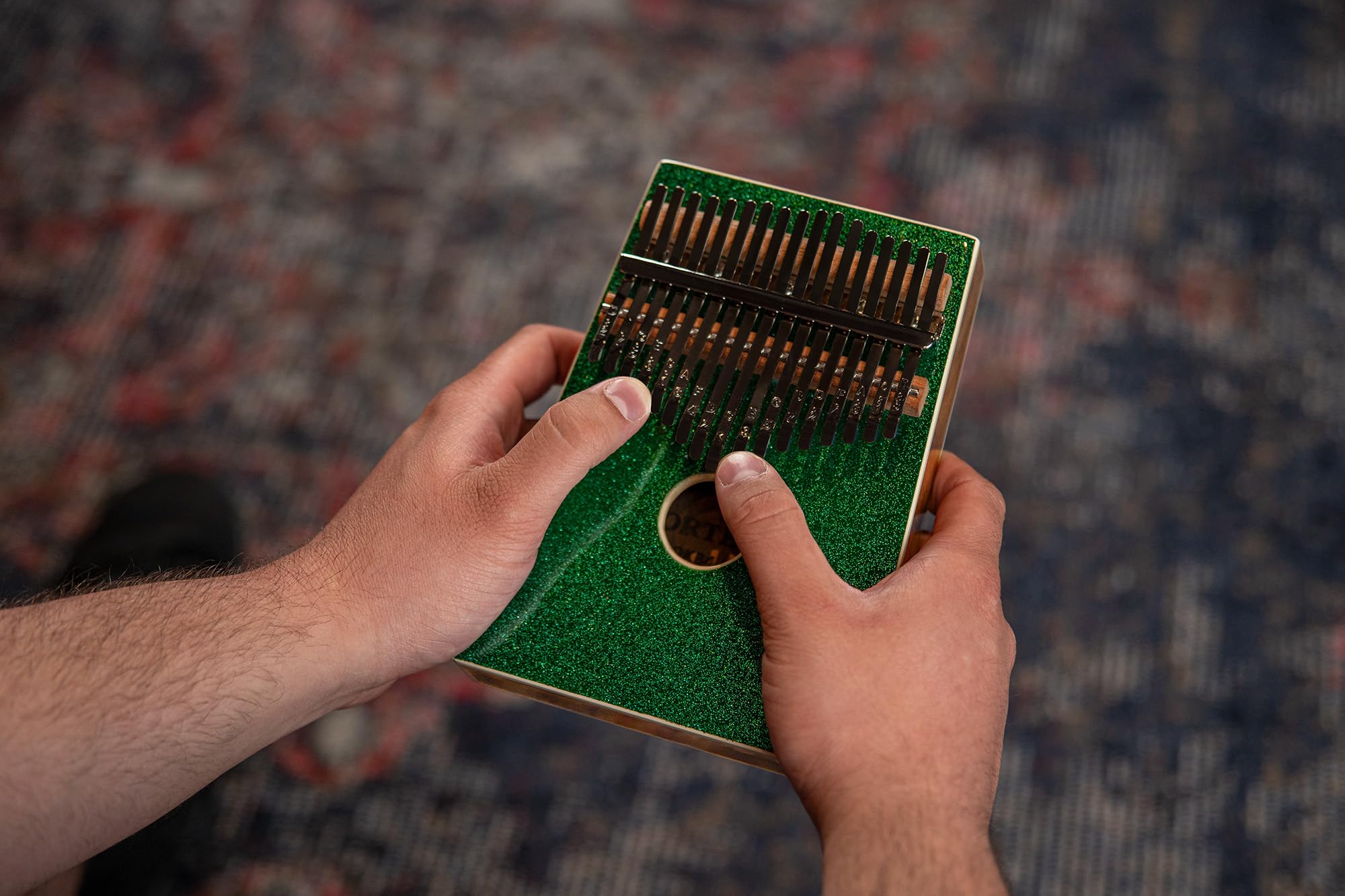 Ortega Guitars Kalimba Do Majeur Acoustique – Percussion Series – Piano à Pouces 17 Lames – Accessoires Inclus – Acacia, Vert avec des paillettes (OKB4-MGR)