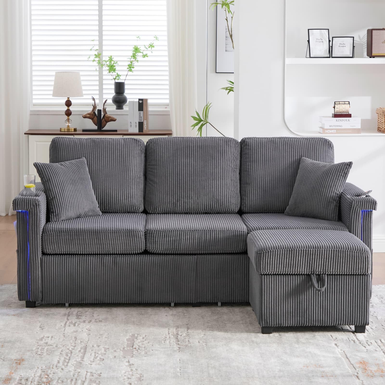 KOMHTOM Canapé 3 Places en L avec 2 Ttiroirs, Tabouret de Rangement, Lampe LED, Port USB/Type-C et Cadre en Bois - Canapé Velours Côtelé Multifonctionnel (Gris foncé, B)