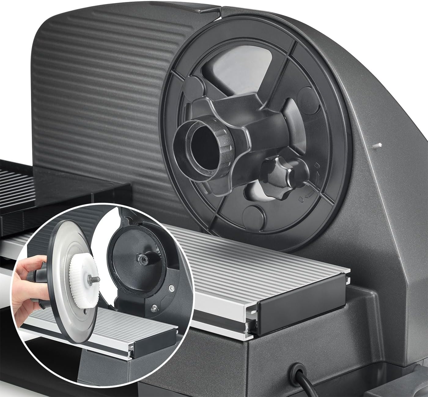 GRAEF Allesschneider Master M95 – Elektrischer Allesschneider mit 30° Kippfunktion, 170 W Kondensatormotor, Vollstahlmesser, Schnittstärke 0-20 mm, Kombi-Aufsatz, Messerschäfer, Made in Germany