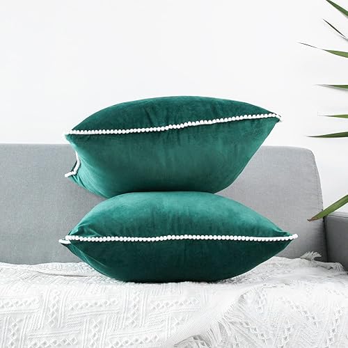 Vista 2 de Merrycolor Juego de 2 fundas de almohada de terciopelo suave de 18 x 18 pulgadas, cuadradas, decorativas, con pompones, fundas de cojín para sofá