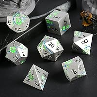 Vista 7 de Dados de metal que brillan en la oscuridad, DNDND juego de 7 dados metálicos verdes para D&D con estuche de regalo magnífico para juego de mesa