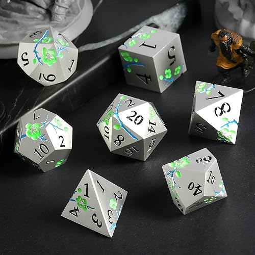 Miniatura 7 de DNDND - Juego de 7 dados de metal que brillan en la oscuridad, juego de 7 dados metálicos verdes con caja de regalo para juego de mesa de Calabozos