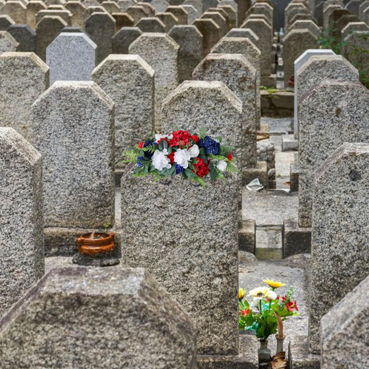 Composition Décorative de Fleurs Artificielles pour Cimetière, Gerbe Résistante en Plastique, pour Ornements Extérieurs de Pierres Tombales