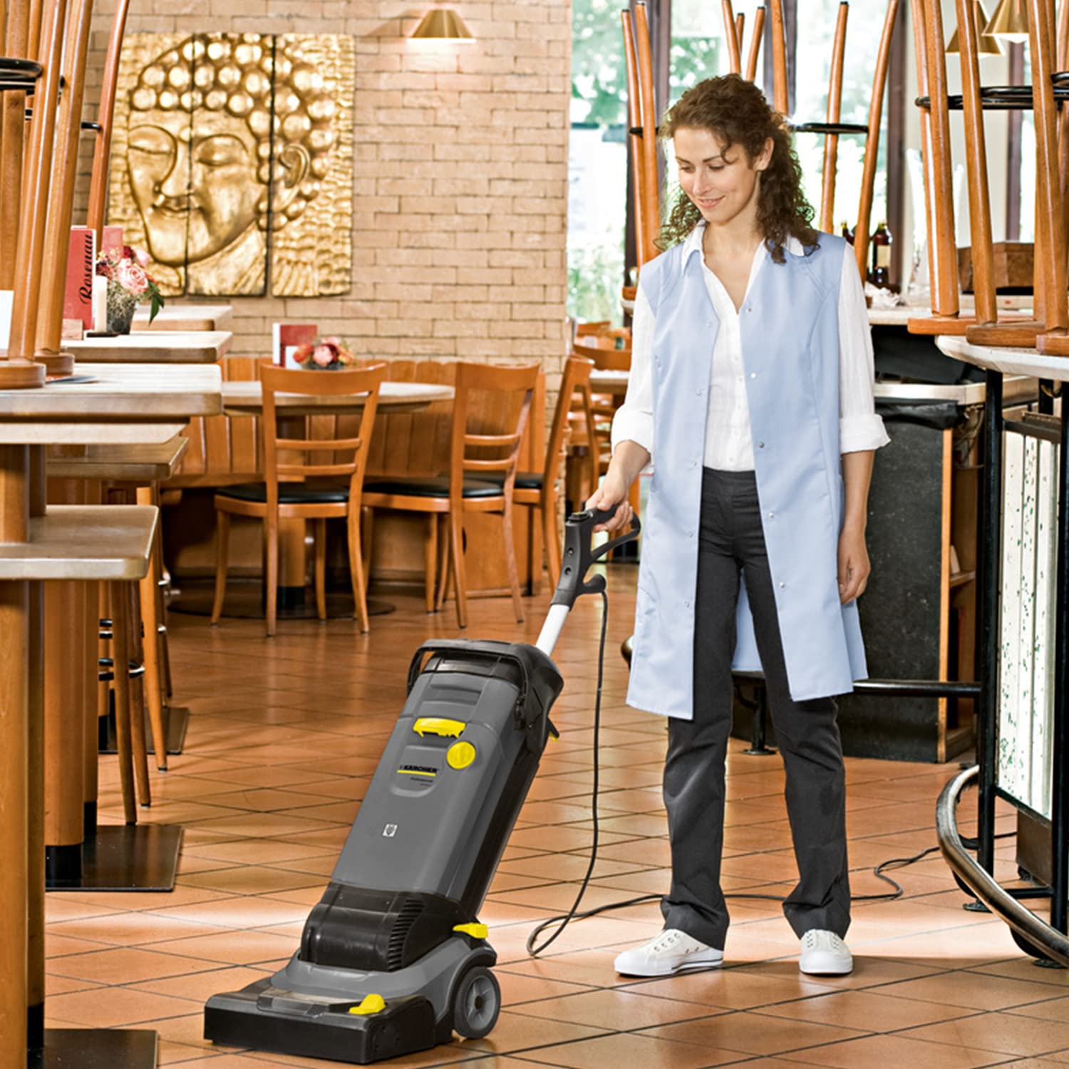 Kärcher BR 30/4 C Fegadora-aspiradora compacta para limpieza eficaz de suelos duros, Gris