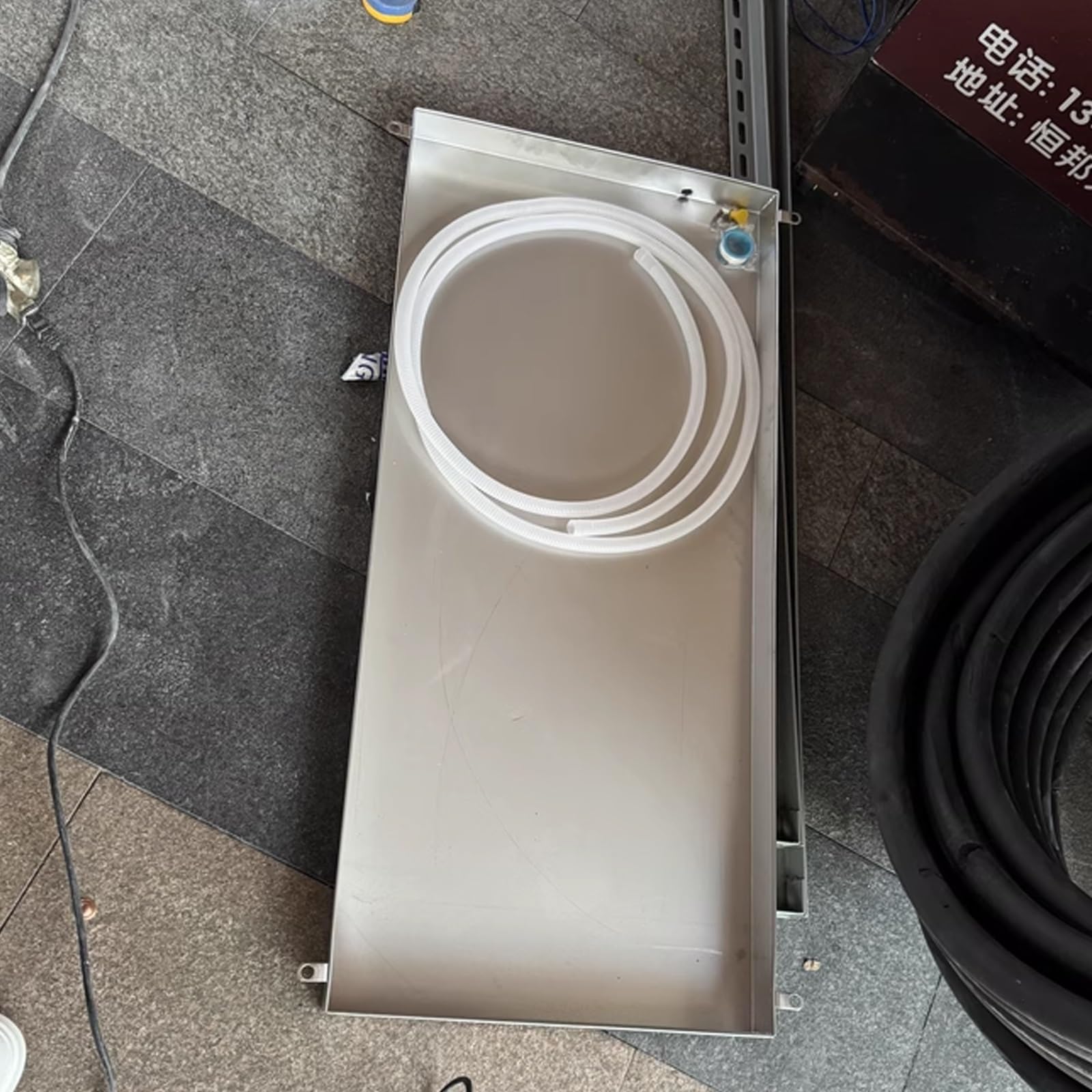 Vaschetta di Raccolta condensa in Acciaio Inox con Tubo Flessibile per la Protezione del Pavimento negli impianti HVAC