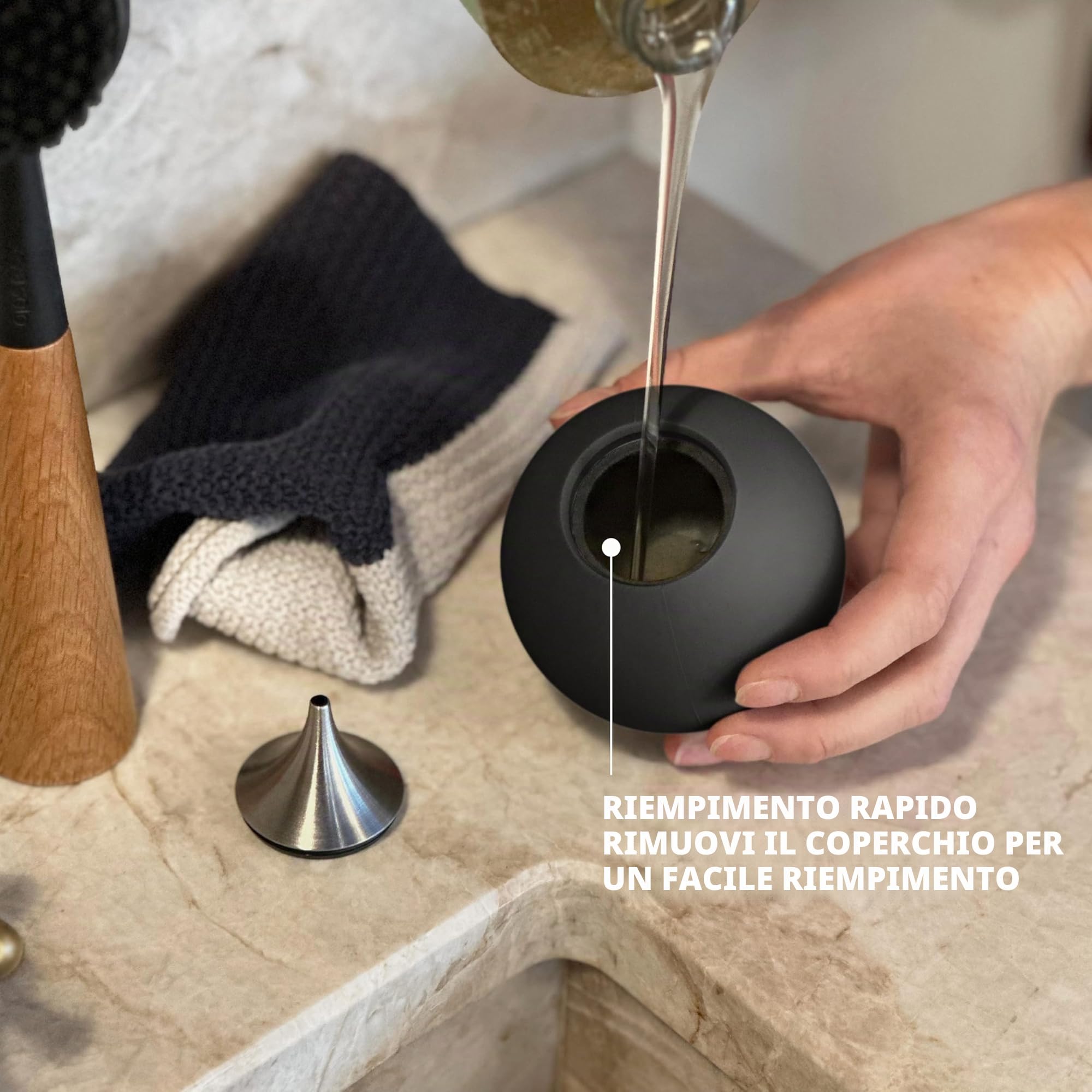 EVA SOLO | Dispenser di sapone | Silicone con beccuccio in acciaio inossidabile per piatti da cucina o sapone per le mani | Design, funzionalità e qualità danesi | Nero