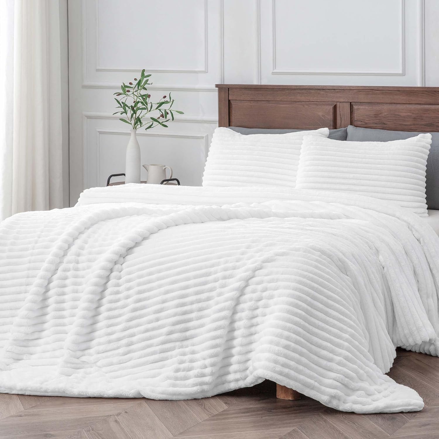BEDELITE Fleece Queen Comforter Set -Super Soft & Warm Fluffy Bright White Bedding, Luxury Fuzzy Heavy Bed Set for Winter with 2 Pillow Cases Bright White Queen