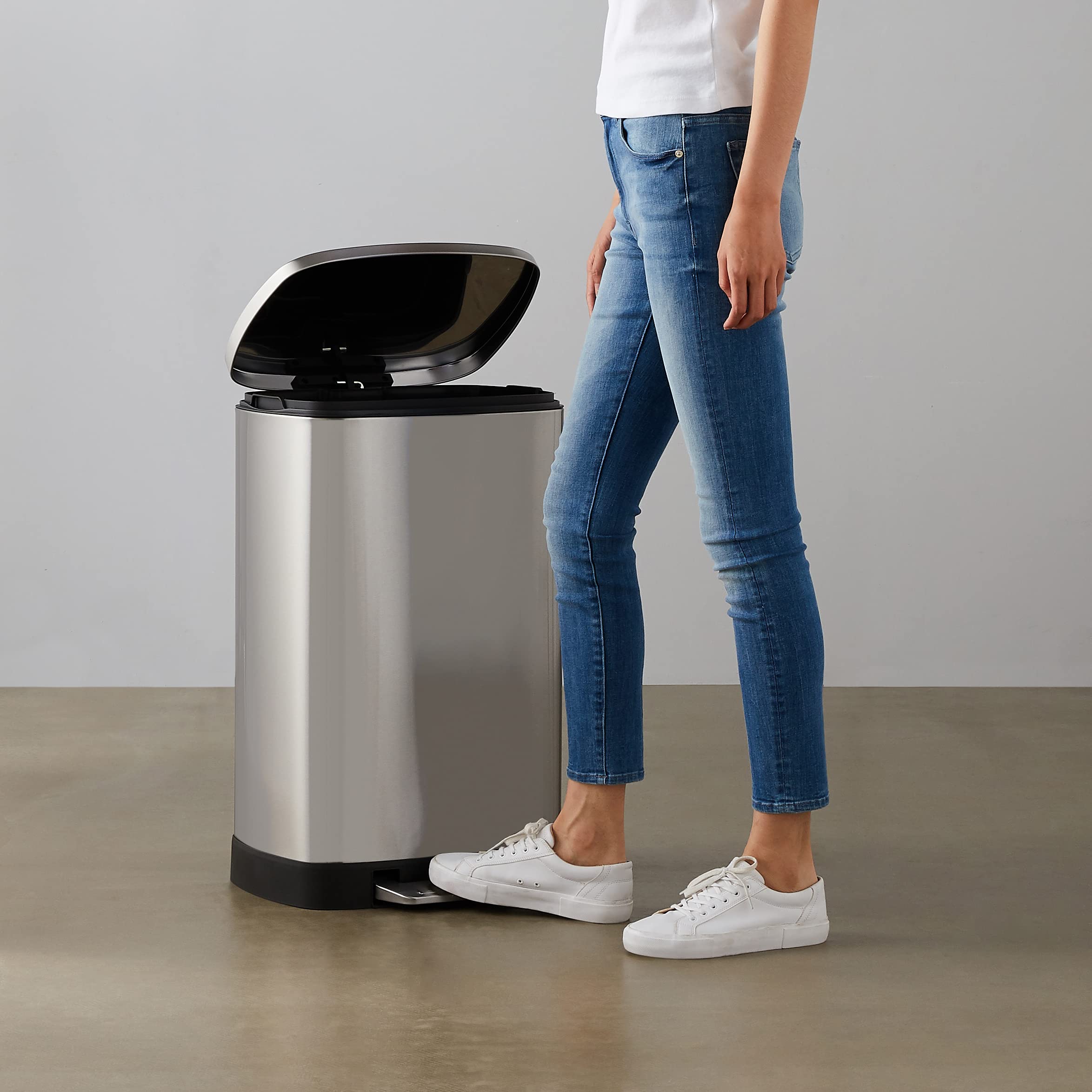 Amazon Basics Rechteckiger Mülleimer mit Soft-Close-Funktion und hohem Boden, 50 l, Satin