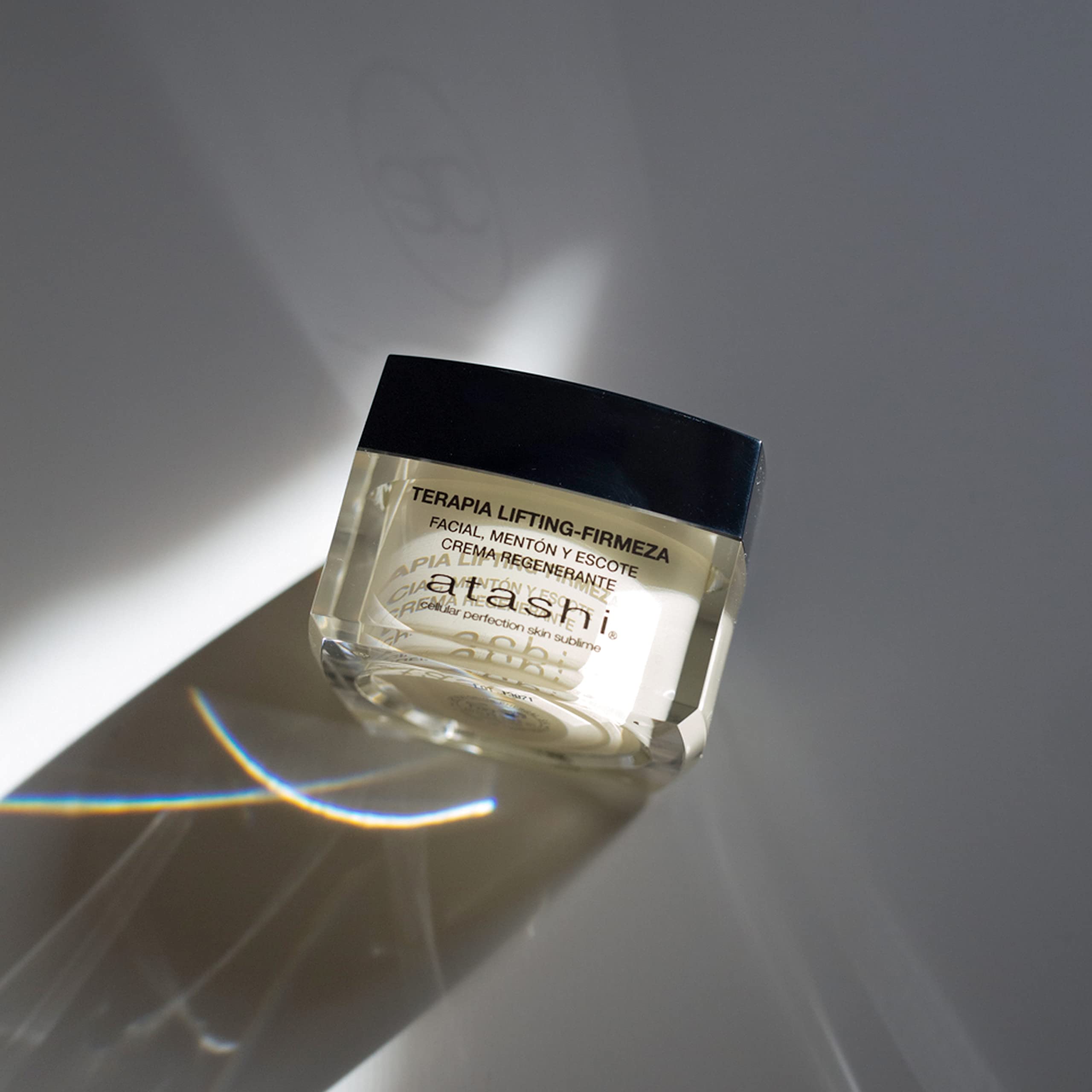 Atashi | Tonicità & Luminosità | Con Edelweiss & Carnosina | 50 ml | Terapia Lifting per Viso, Mento & Décolleté | Crema Rigenerante, Illuminante & Rassodante | Pelli Sensibili